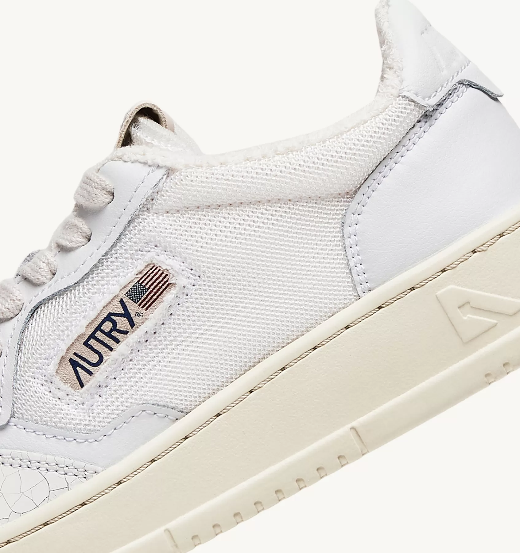 Männer AUTRY Sneakers Medalist Low Aus Sponge Und Dragon-Effekt In Elfenbeinfarbe