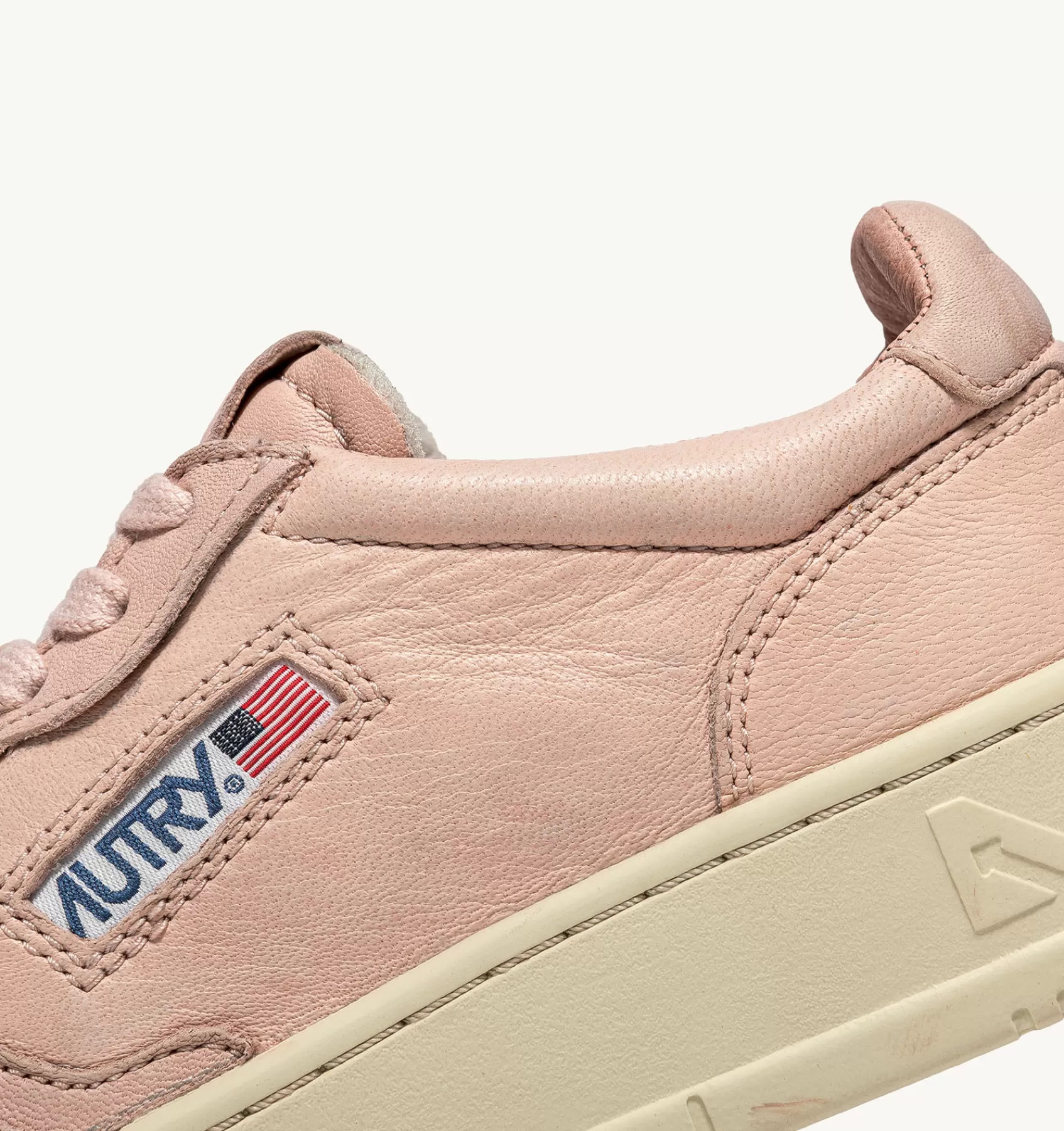 Frauen AUTRY Sneakers Medalist Low Aus Weichem Ziegenleder In Pfirsichfarbe