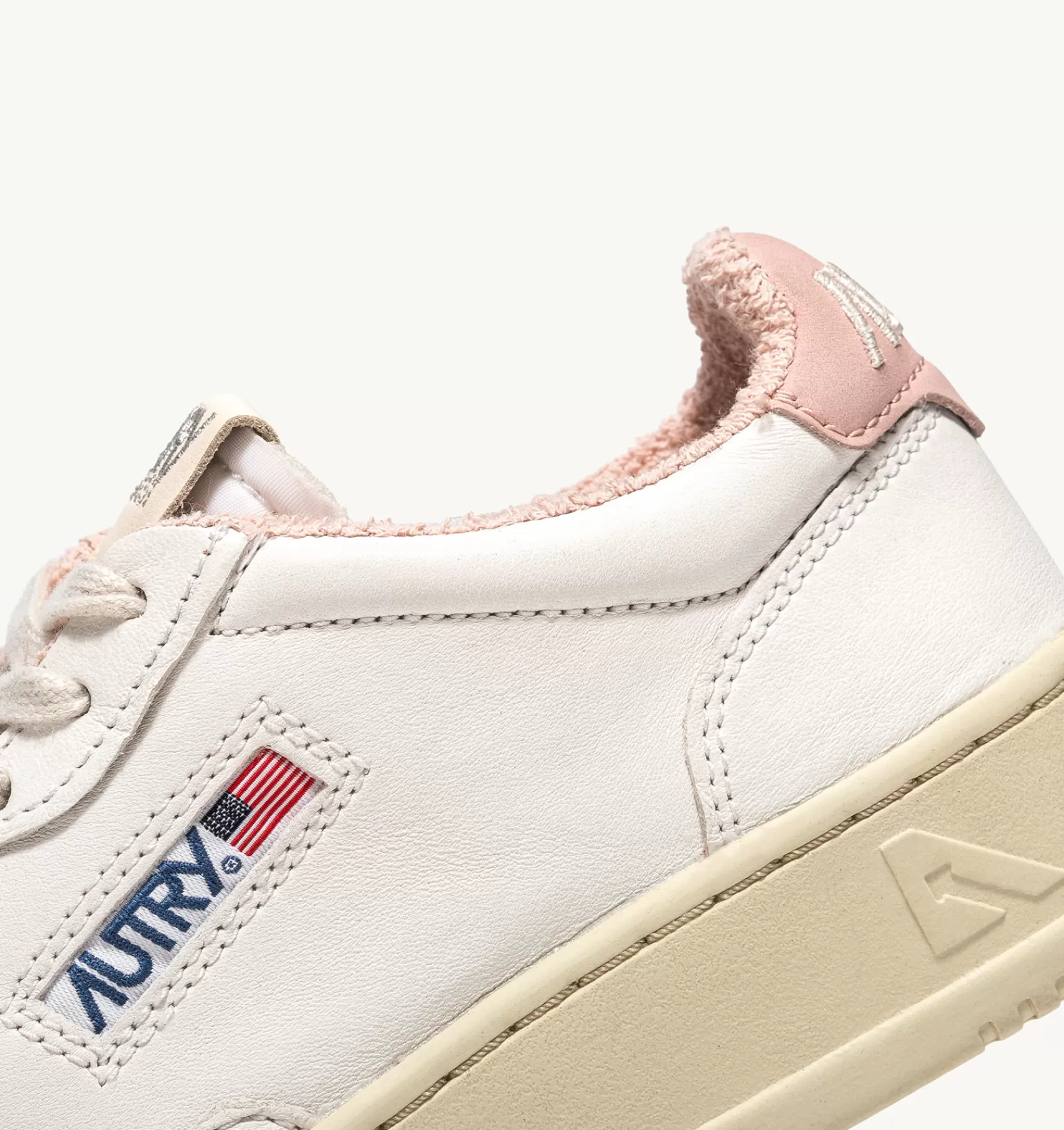 Frauen AUTRY Sneakers Medalist Low Aus Weichem Ziegenleder Und Sponge In Weiss Und Powder