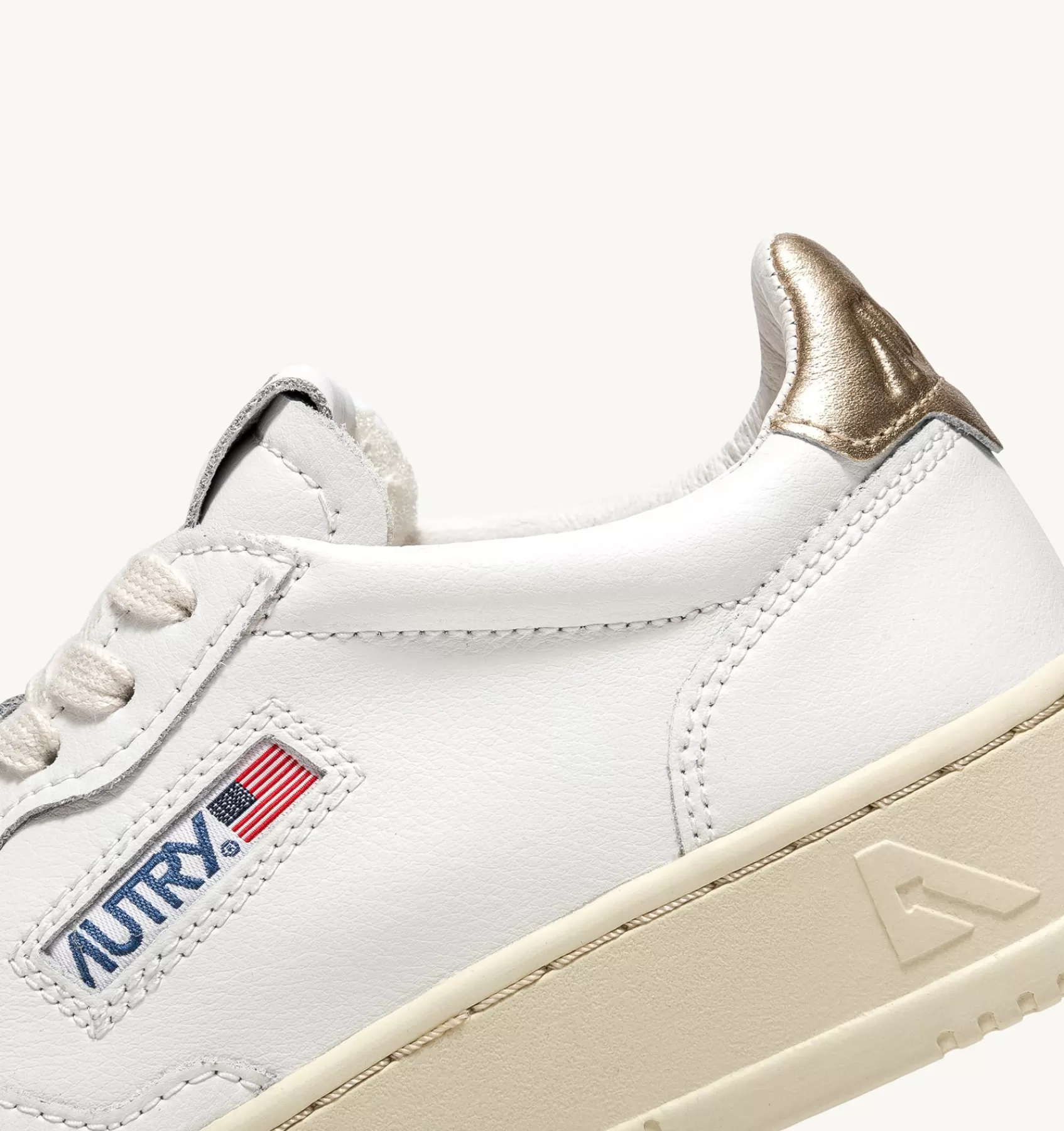 Frauen AUTRY Sneakers Medalist Low Aus Weissem Leder Mit Gold