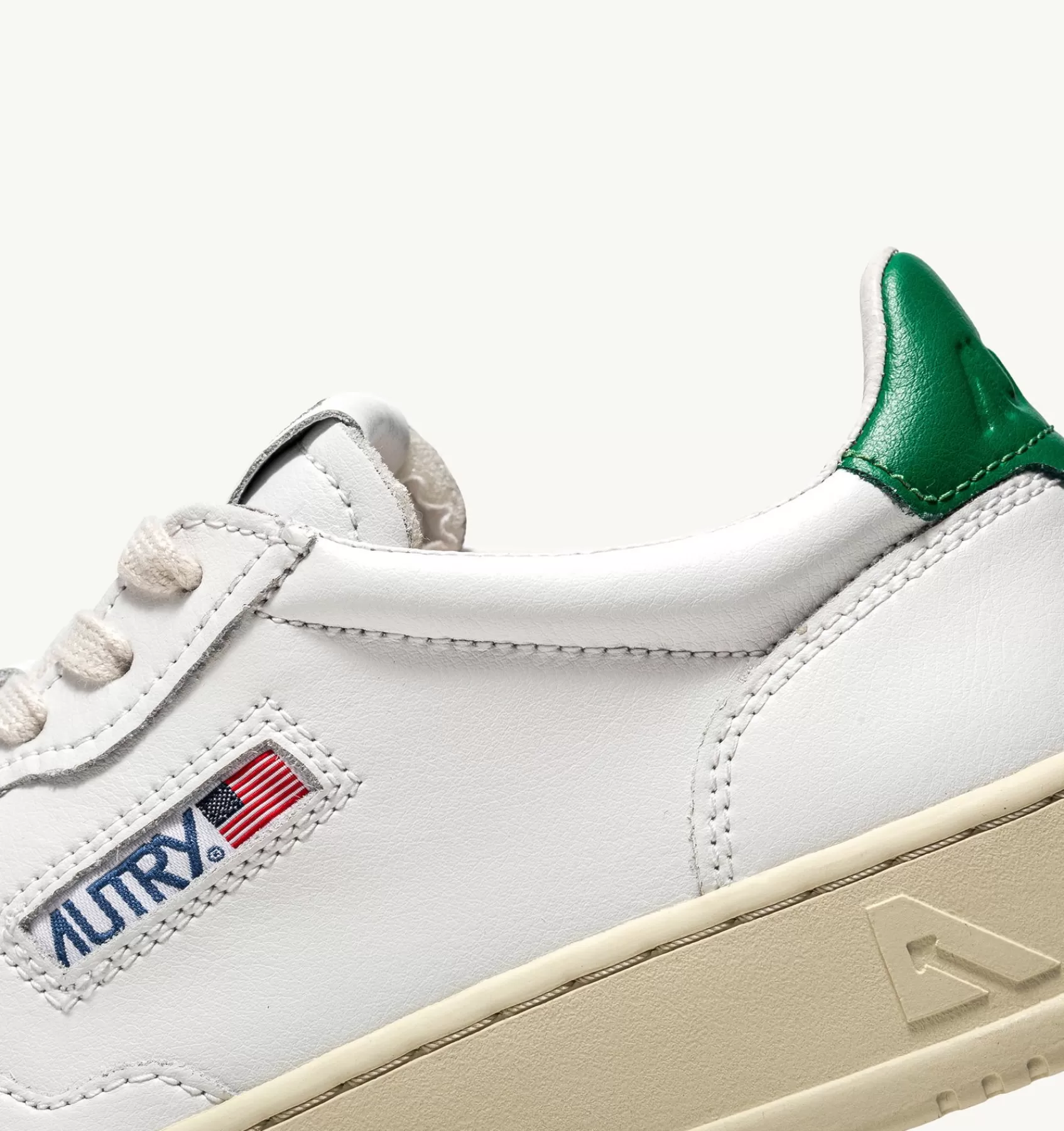Frauen AUTRY Sneakers Medalist Low Aus Weissem Leder Mit Grun