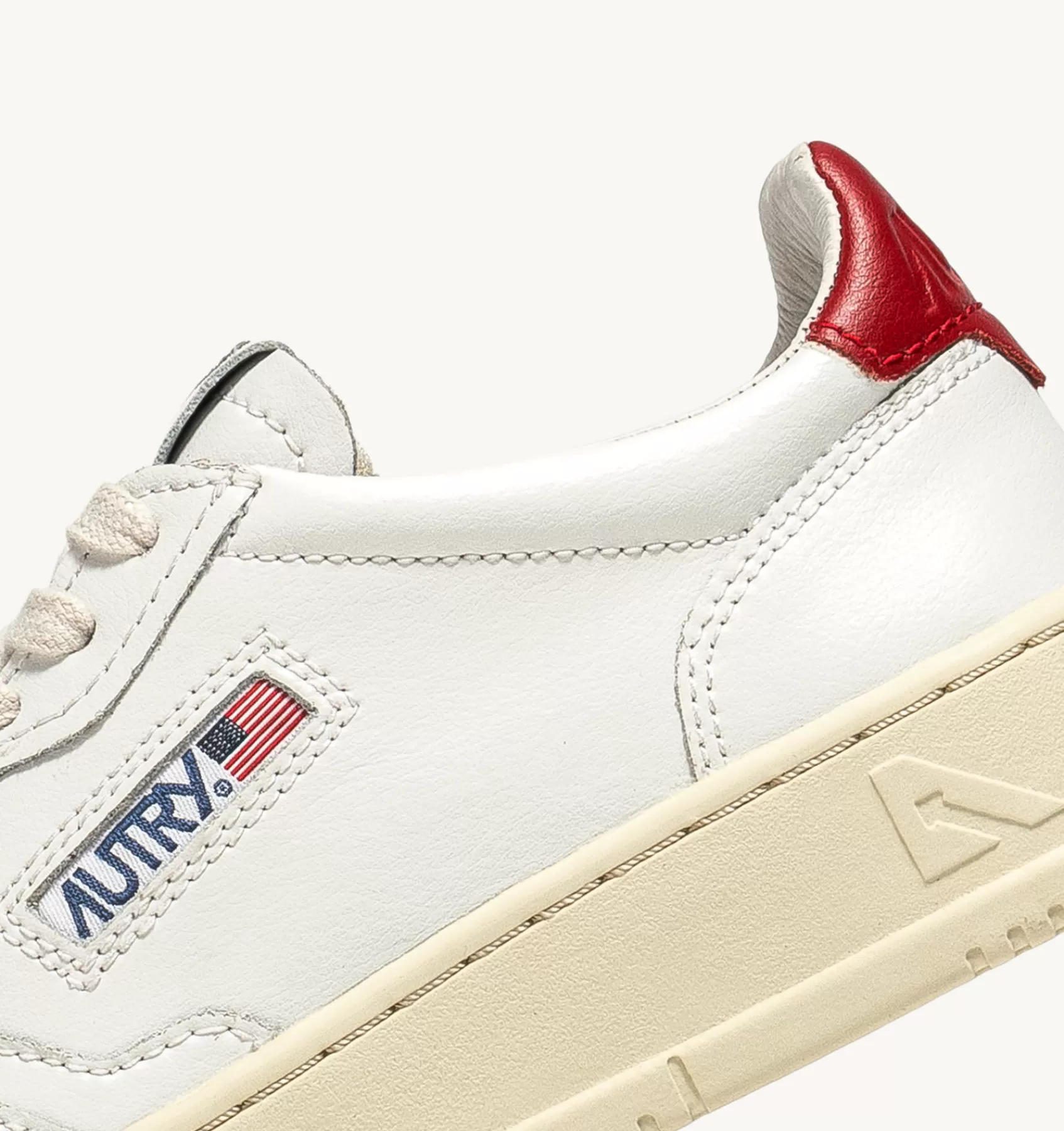 Frauen AUTRY Sneakers Medalist Low Aus Weissem Leder Mit Rot