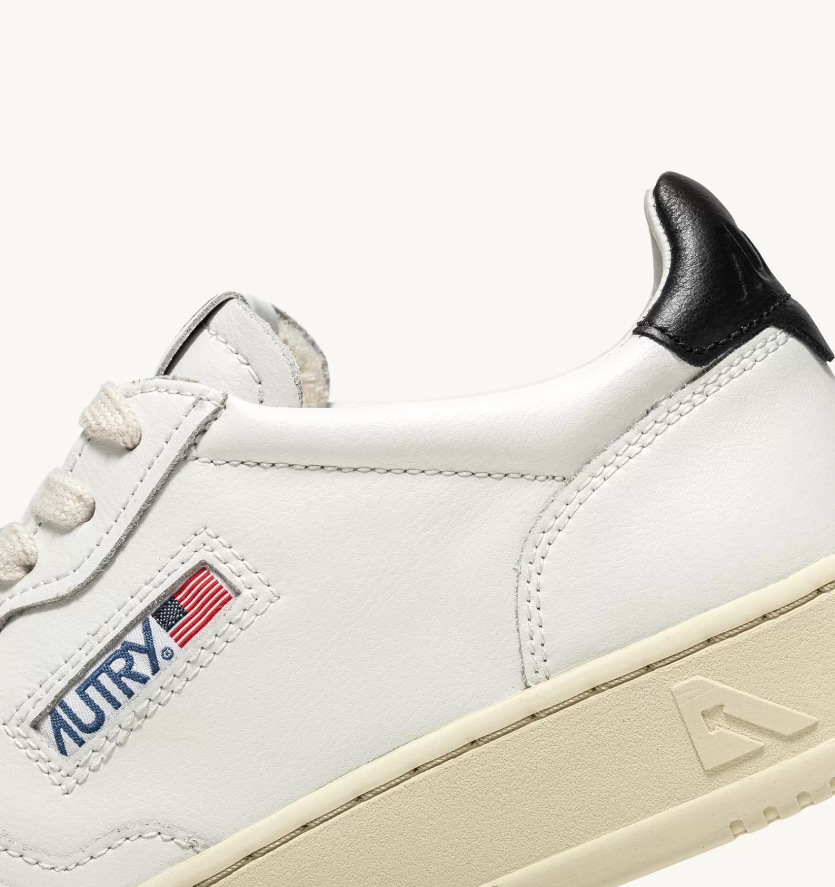 Männer AUTRY Sneakers Medalist Low Aus Weissem Leder Mit Schwarz