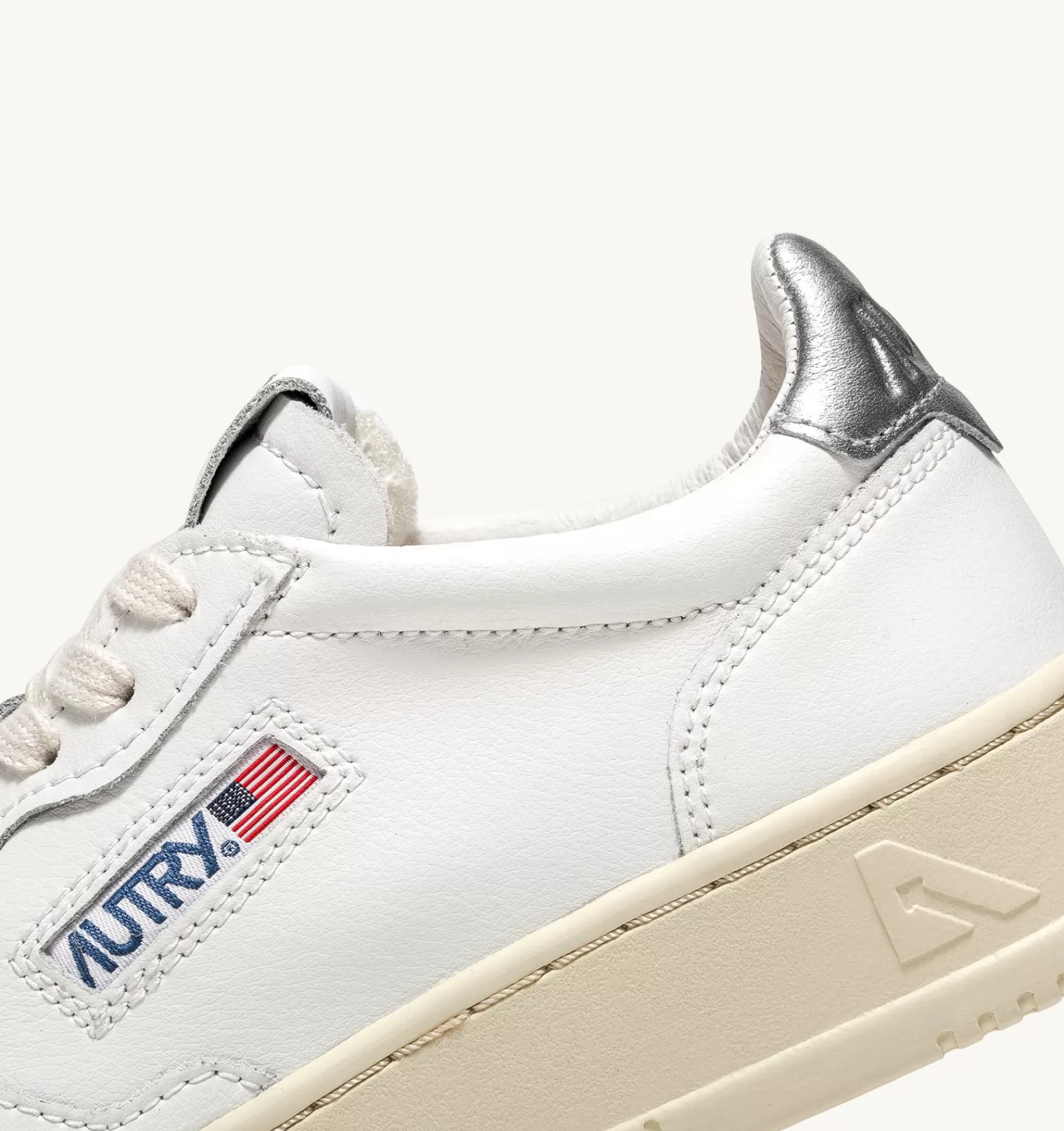 Männer AUTRY Sneakers Medalist Low Aus Weissem Leder Mit Silber