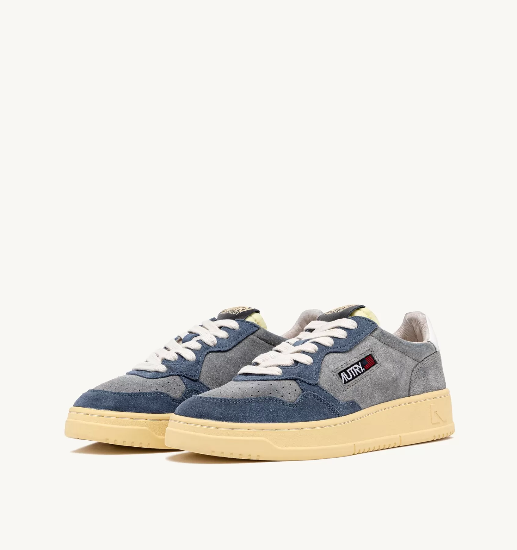 Frauen AUTRY Sneakers Medalist Low Aus Wildleder In Grau Und Hellblau