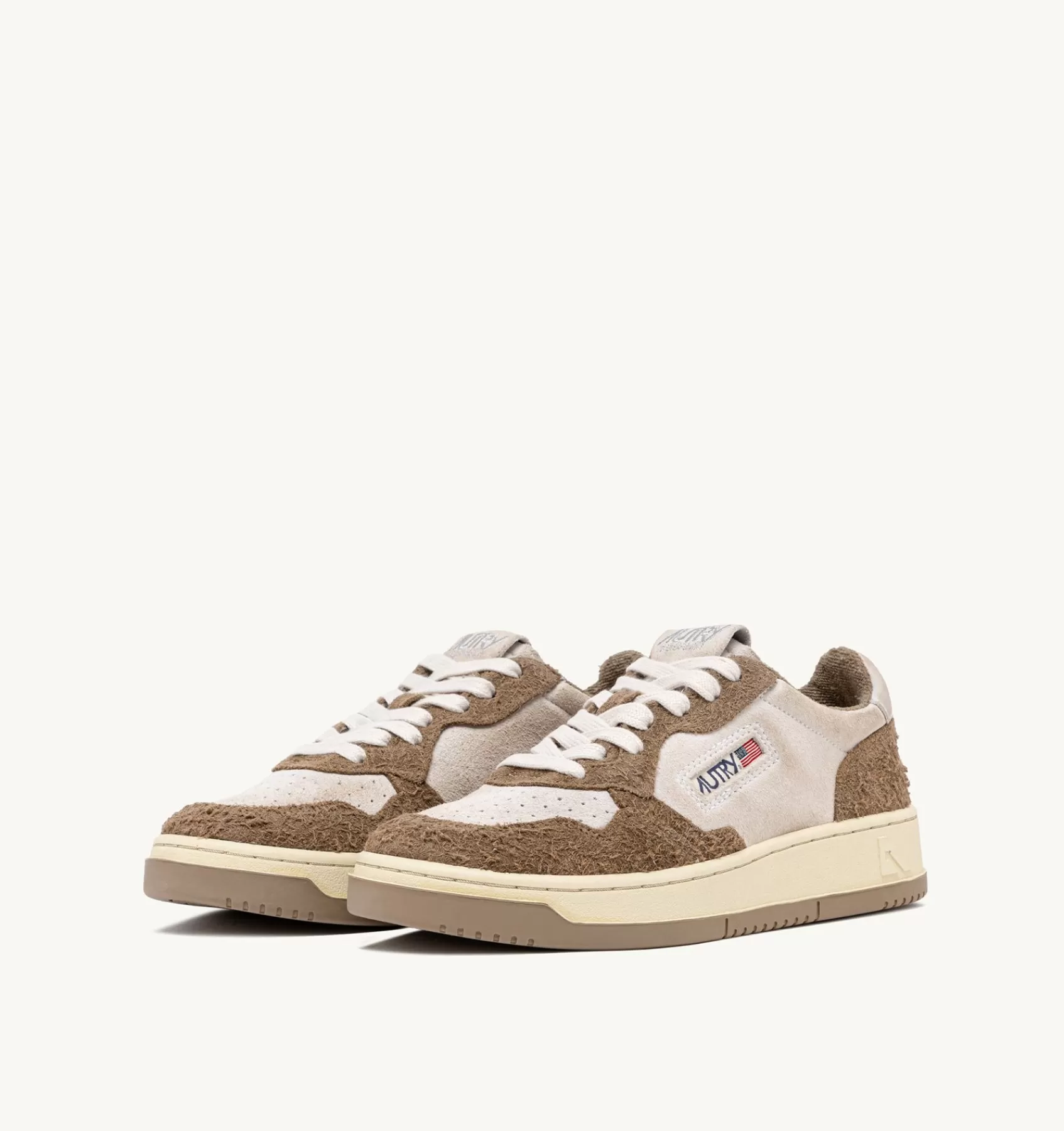 Frauen AUTRY Sneakers Medalist Low Aus Wildleder In Weiss Und Wildleder "Hair"-Effekt In Mud