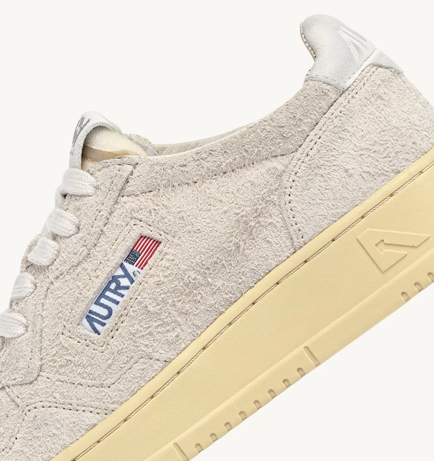 Frauen AUTRY Sneakers Medalist Low Aus Wildleder Mit "Hair"-Effekt In Sandfarbe
