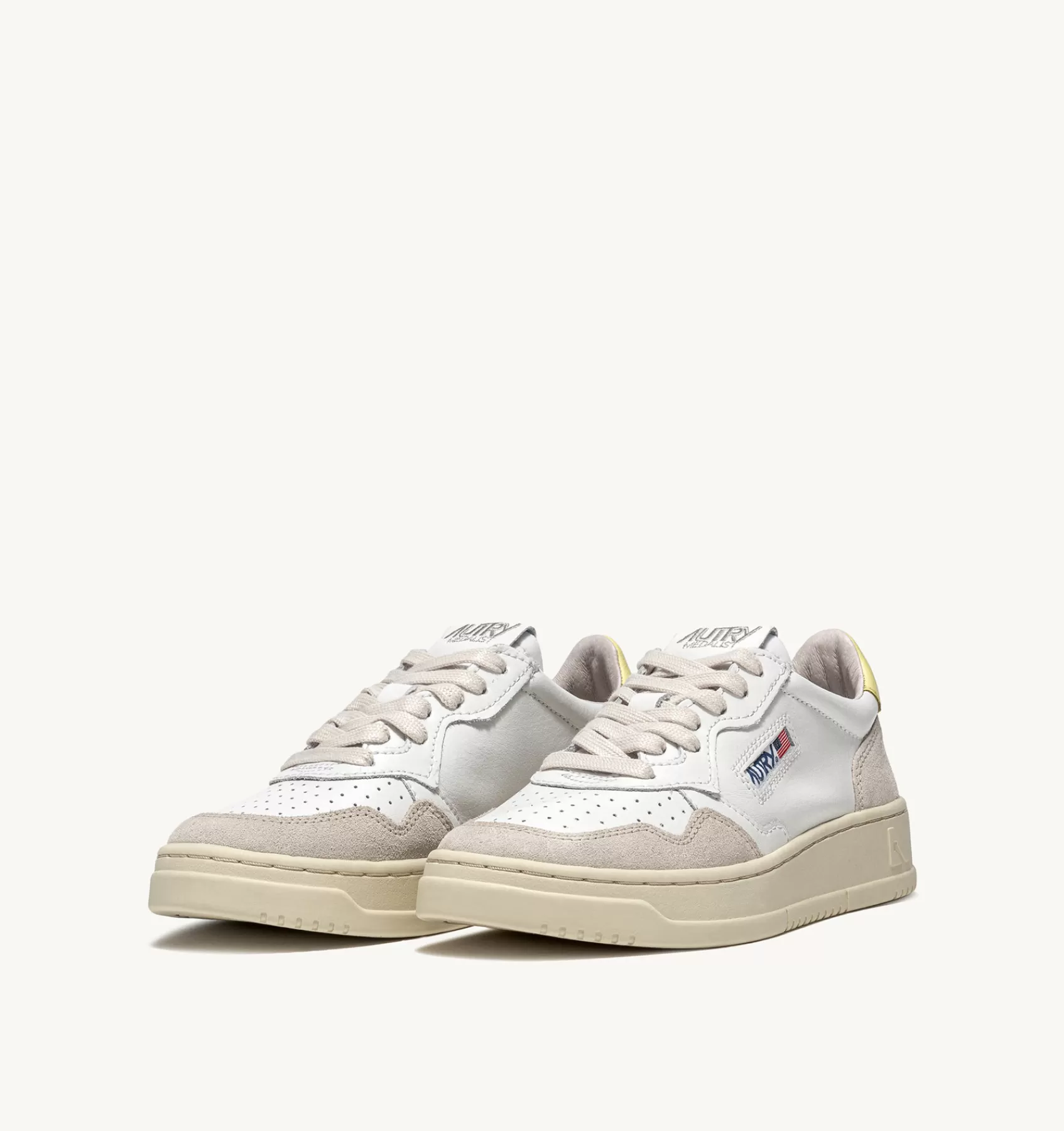 Frauen AUTRY Sneakers Medalist Low Aus Wildleder Und Leder In Weiss Und Gelb