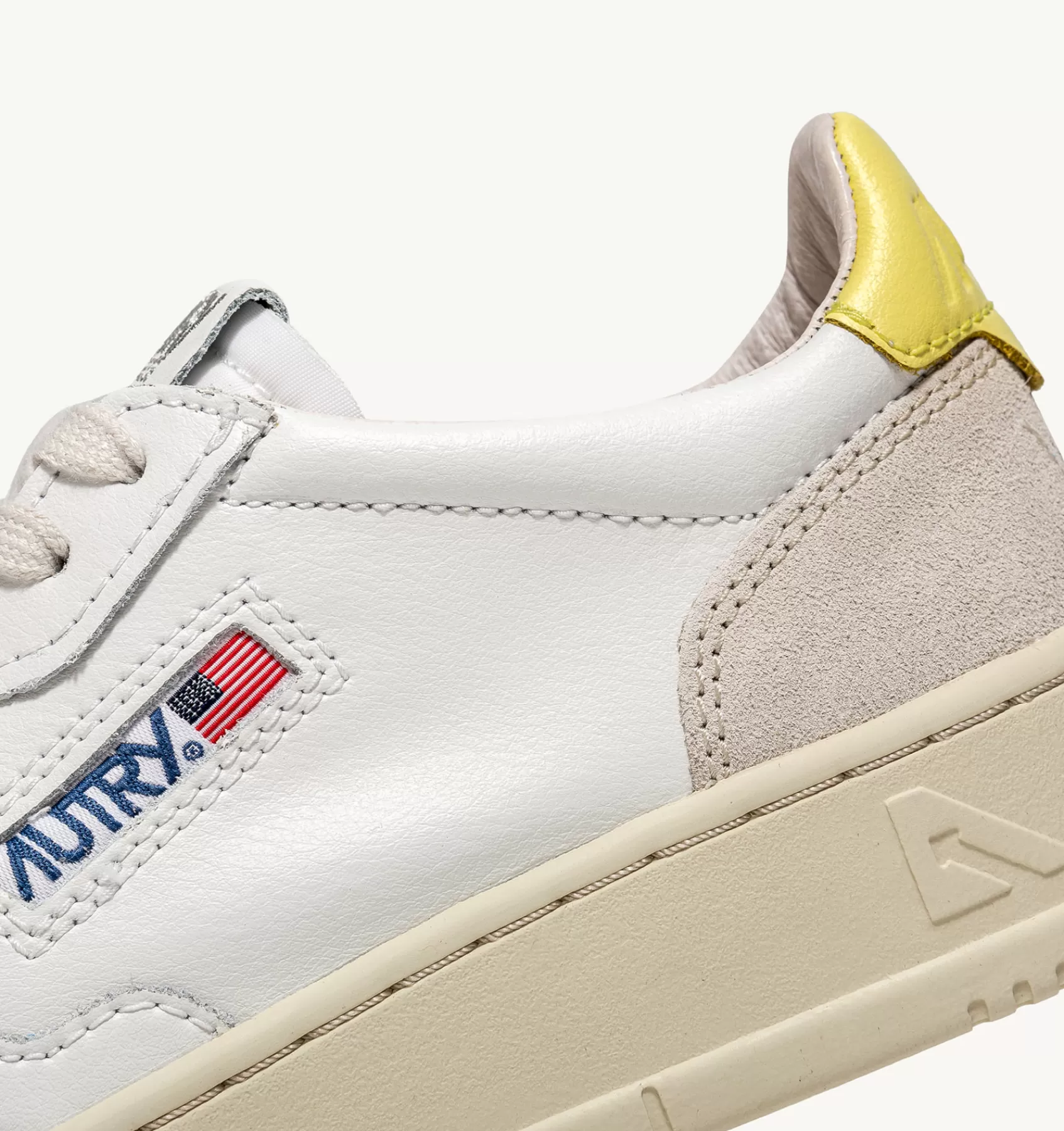 Frauen AUTRY Sneakers Medalist Low Aus Wildleder Und Leder In Weiss Und Gelb