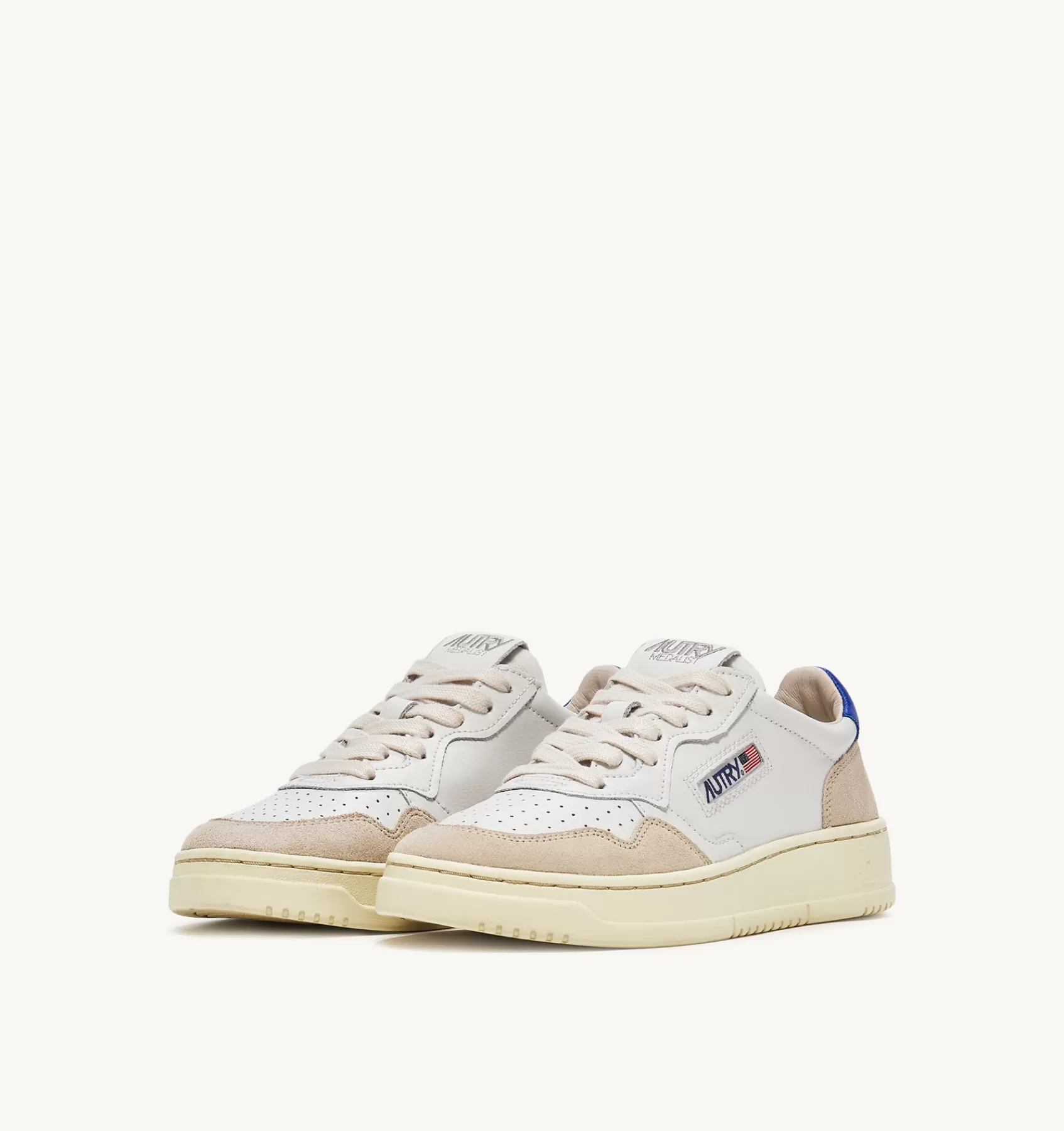 Frauen AUTRY Sneakers Medalist Low Aus Wildleder Und Leder In Weiss Und Prince Blue