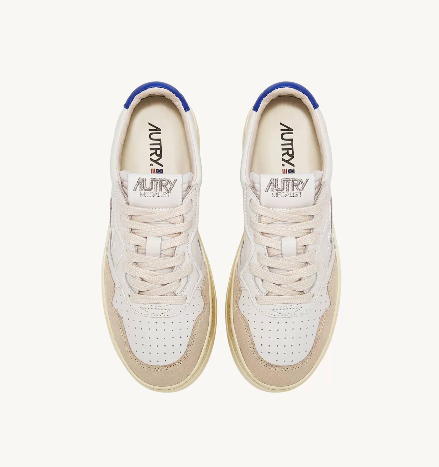 Frauen AUTRY Sneakers Medalist Low Aus Wildleder Und Leder In Weiss Und Prince Blue