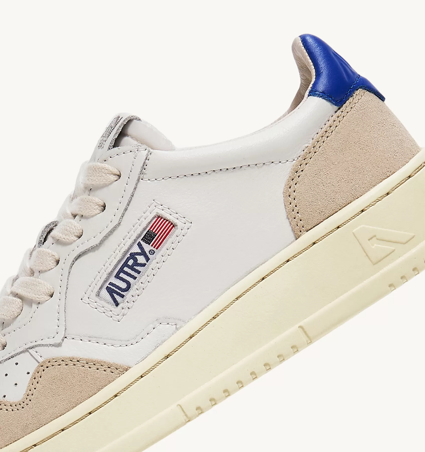Frauen AUTRY Sneakers Medalist Low Aus Wildleder Und Leder In Weiss Und Prince Blue