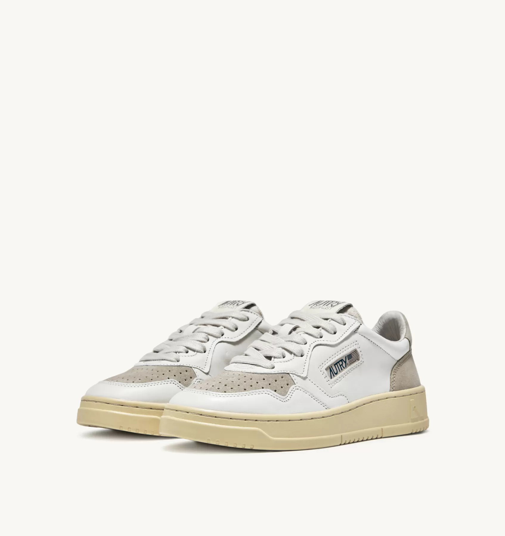 Frauen AUTRY Sneakers Medalist Low Aus Wildleder Und Leder In Weiss Und Sandfarbe