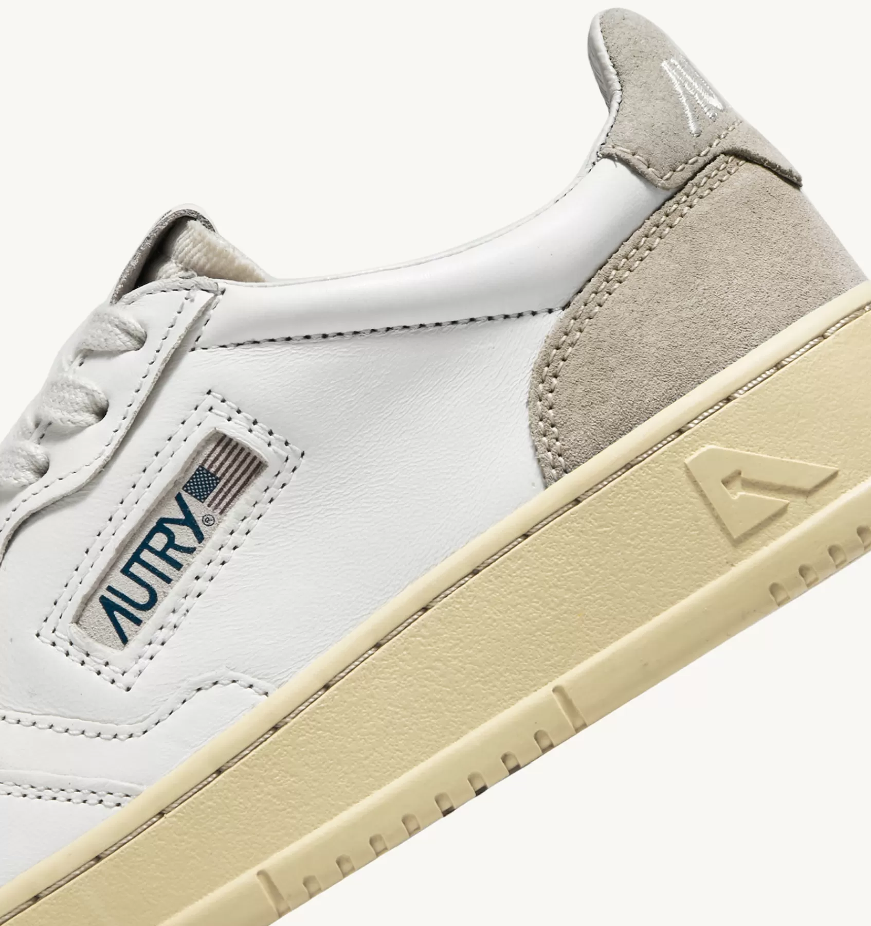 Frauen AUTRY Sneakers Medalist Low Aus Wildleder Und Leder In Weiss Und Sandfarbe