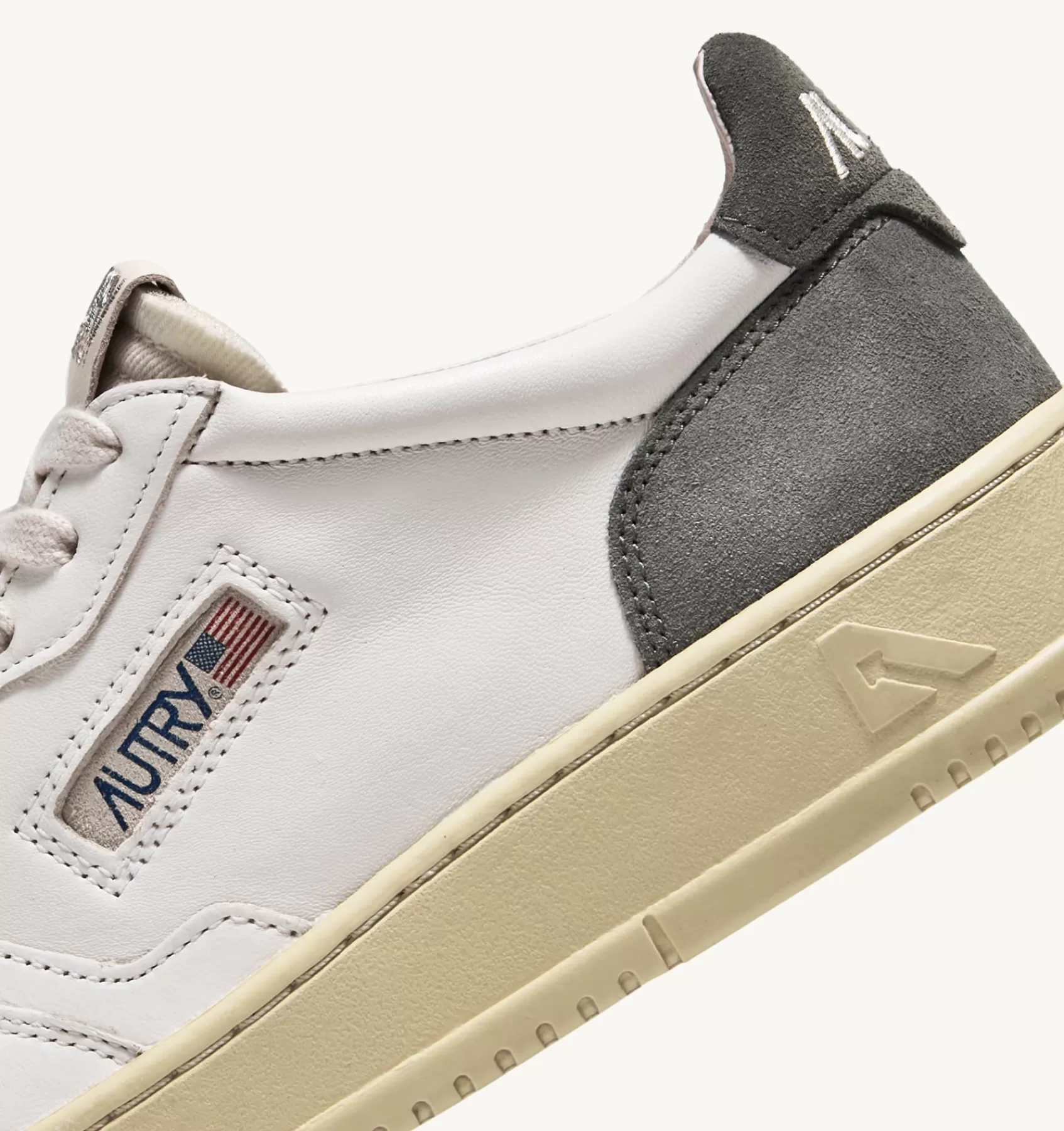 Frauen AUTRY Sneakers Medalist Low Aus Wildleder Und Leder In Weiss Und Tarnfarbe