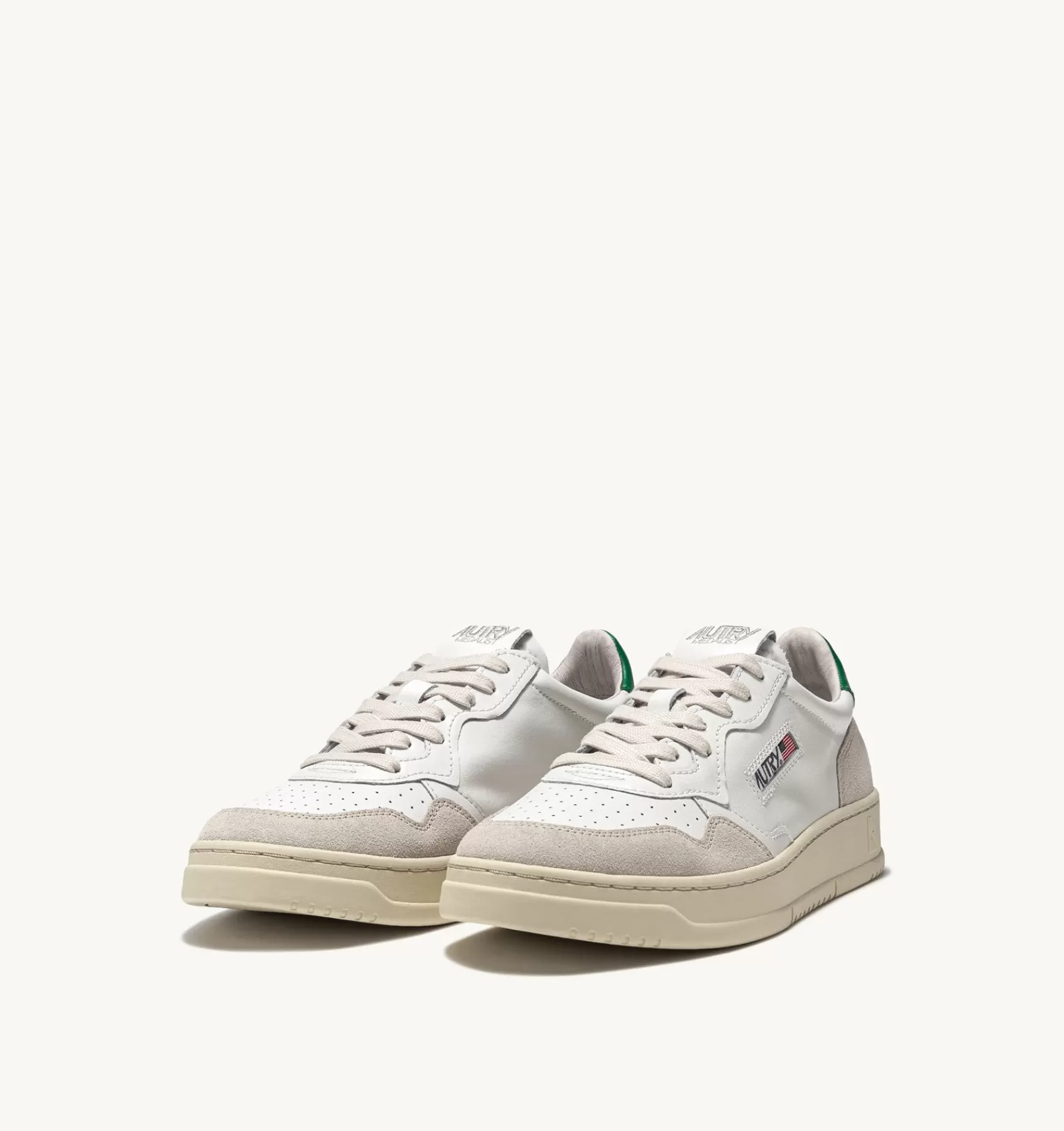 Frauen AUTRY Sneakers Medalist Low Aus Wildleder Und Weissem Leder Mit Amazonasgrun