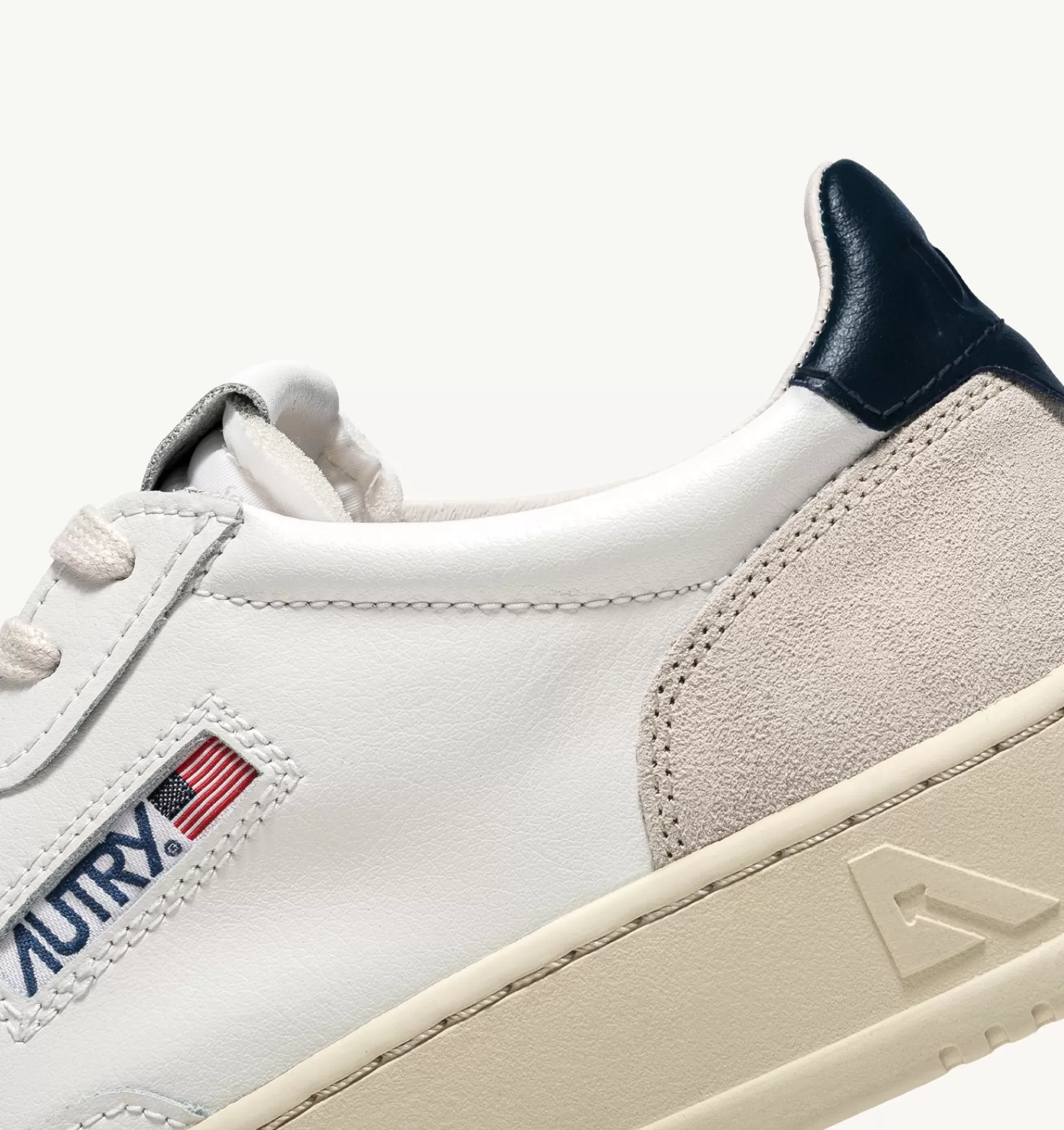 Frauen AUTRY Sneakers Medalist Low Aus Wildleder Und Weissem Leder Mit Blau