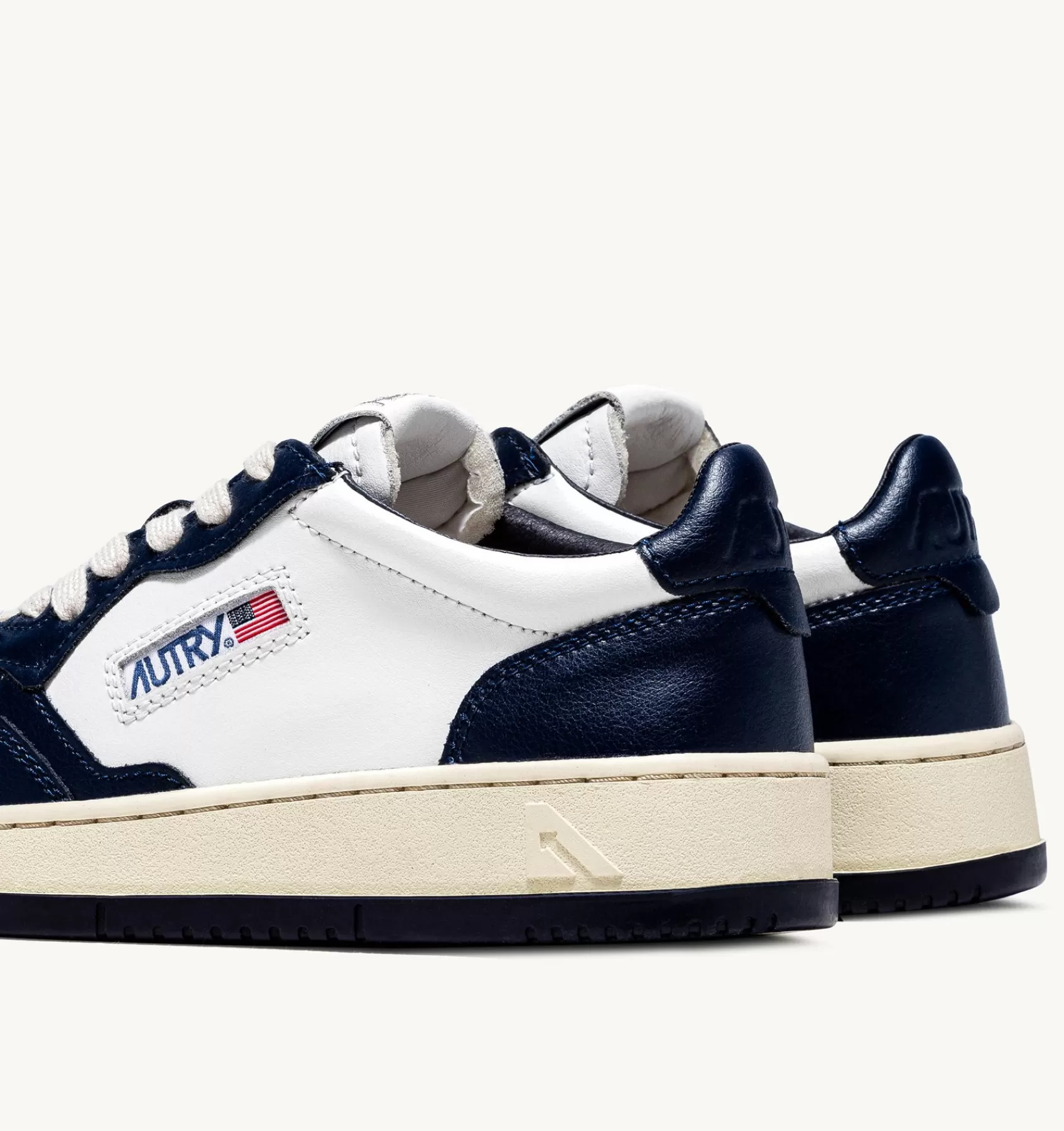 Frauen AUTRY Sneakers Medalist Low Aus Zweifarbigem Leder Weiss Und Blau