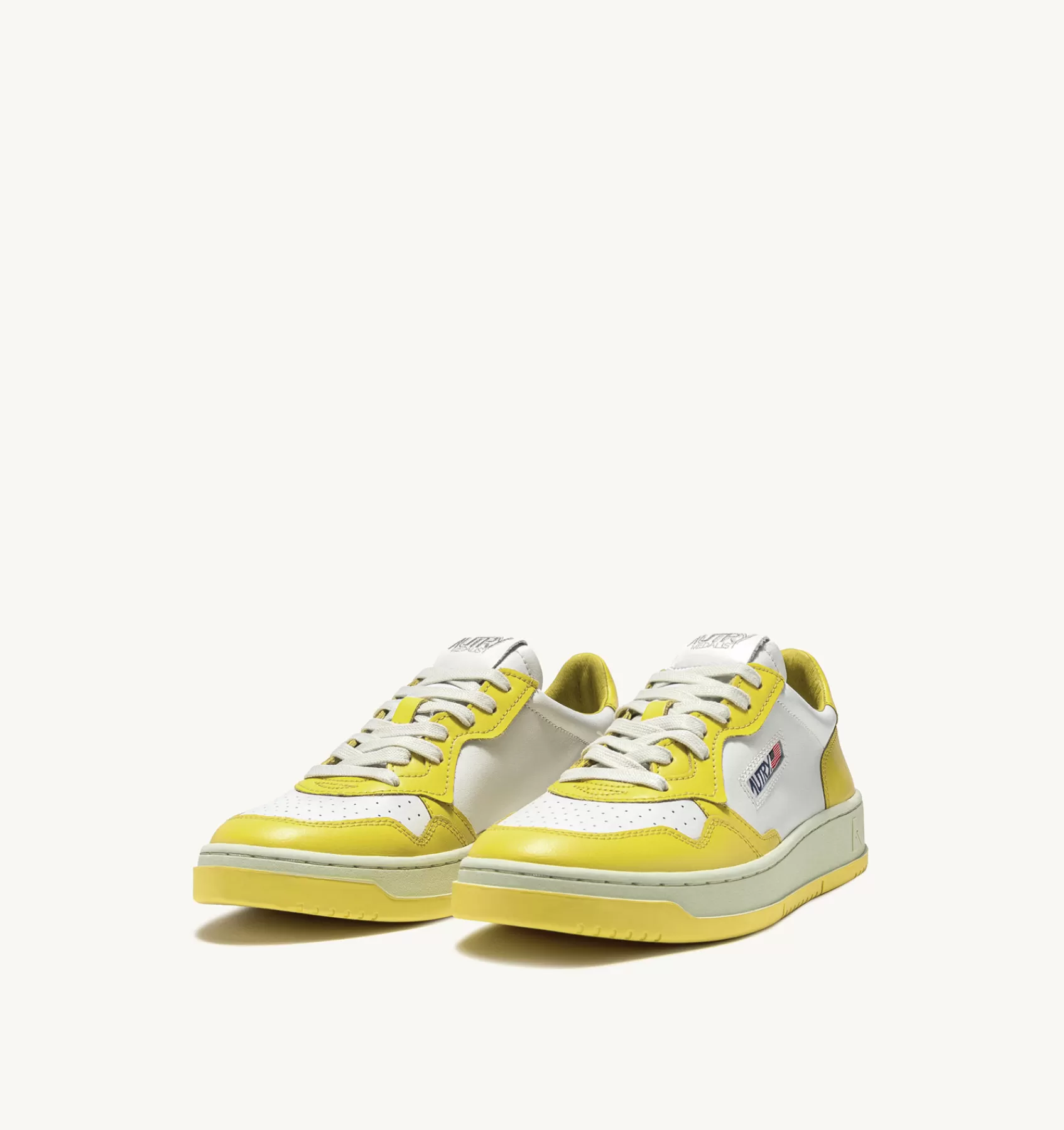Frauen AUTRY Sneakers Medalist Low Aus Zweifarbigem Leder Weiss Und Gelb