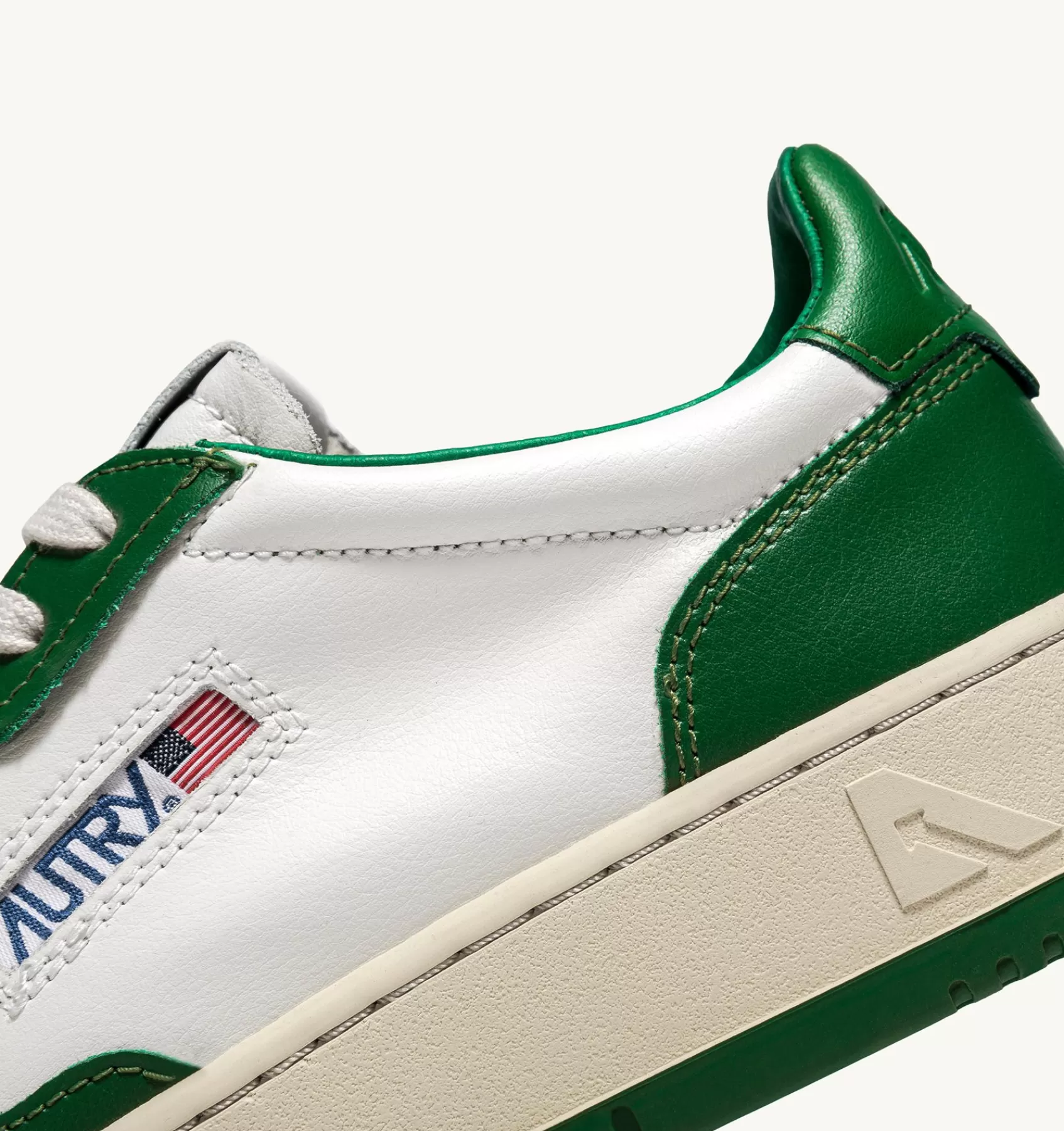 Frauen AUTRY Sneakers Medalist Low Aus Zweifarbigem Leder Weiss Und Grun