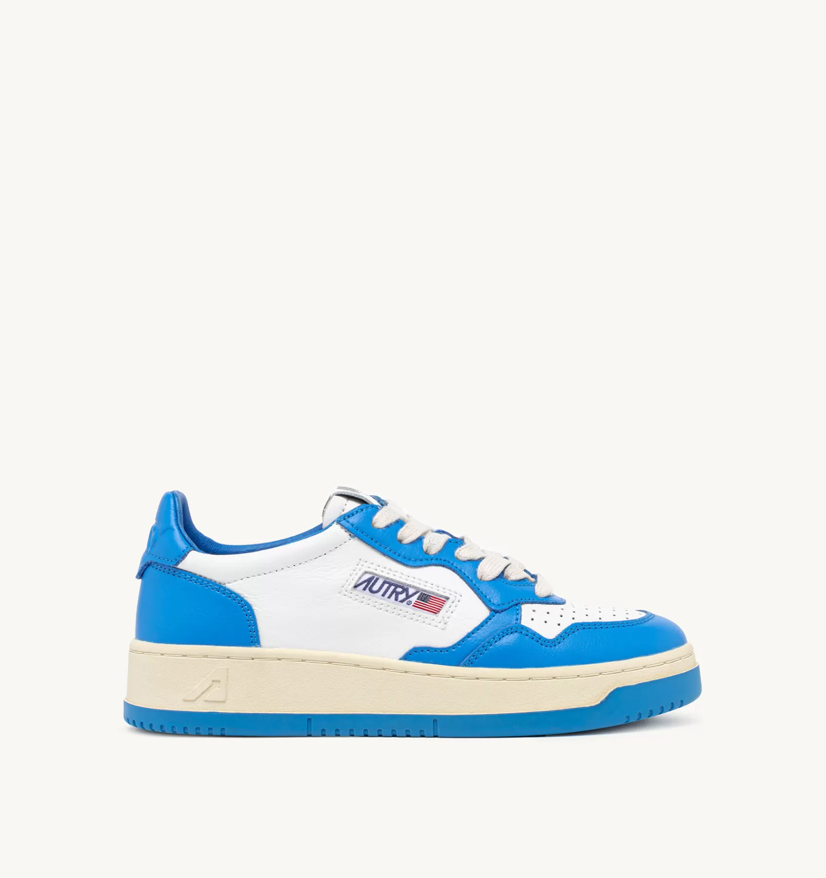 Frauen AUTRY Sneakers Medalist Low Aus Zweifarbigem Leder Weiss Und Hellblau