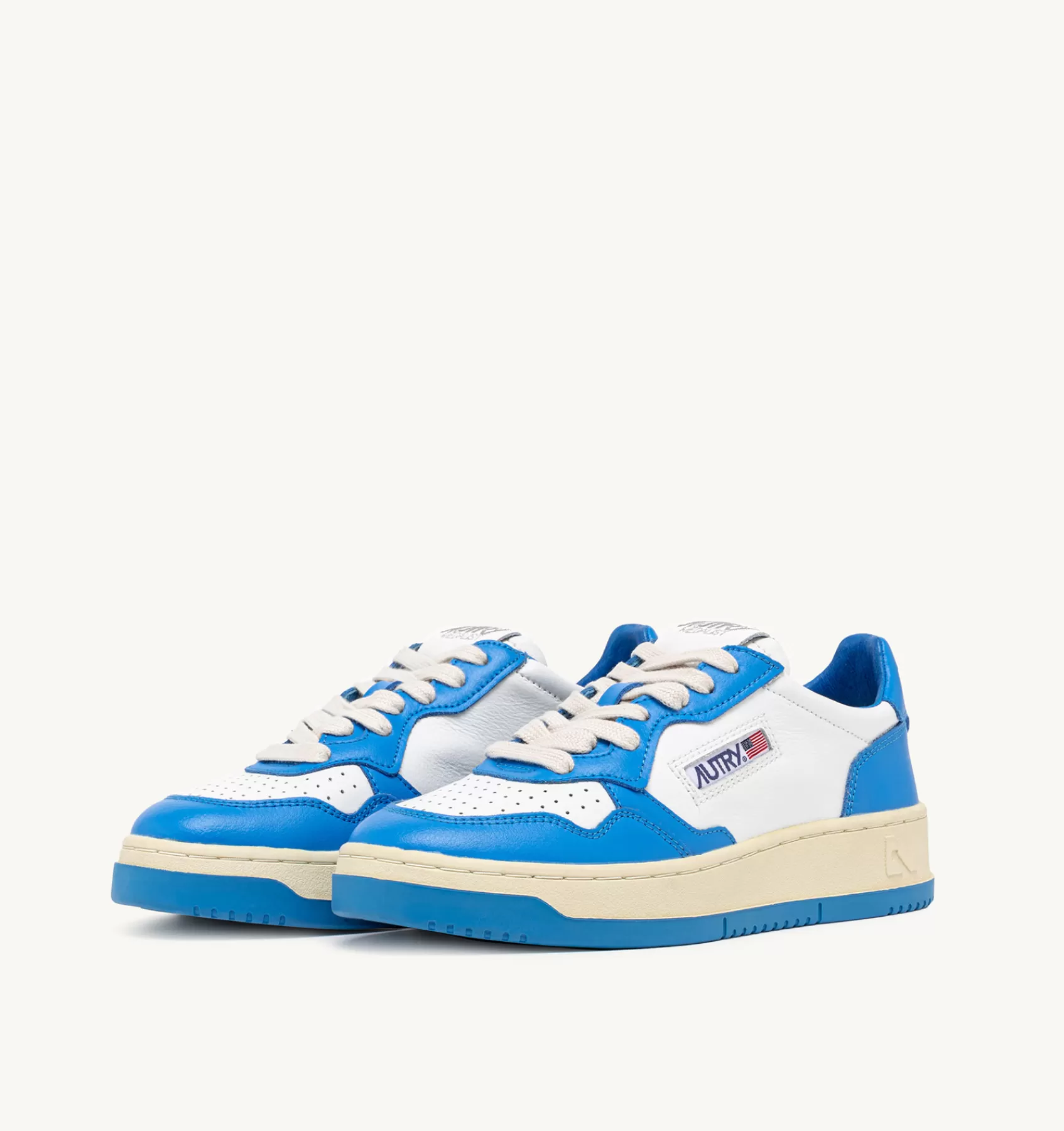 Frauen AUTRY Sneakers Medalist Low Aus Zweifarbigem Leder Weiss Und Hellblau