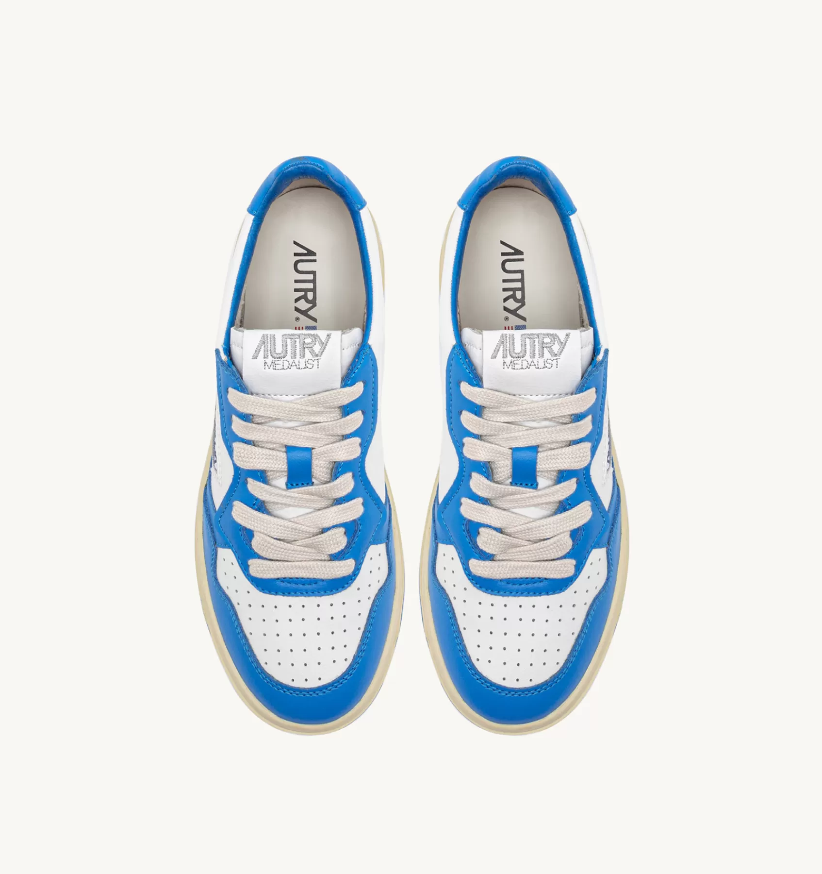 Frauen AUTRY Sneakers Medalist Low Aus Zweifarbigem Leder Weiss Und Hellblau