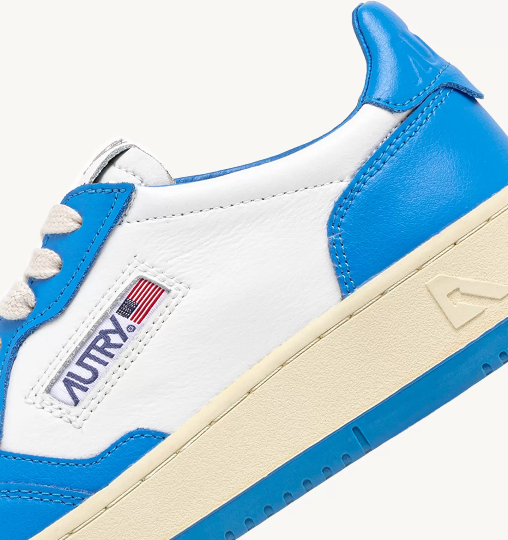 Frauen AUTRY Sneakers Medalist Low Aus Zweifarbigem Leder Weiss Und Hellblau