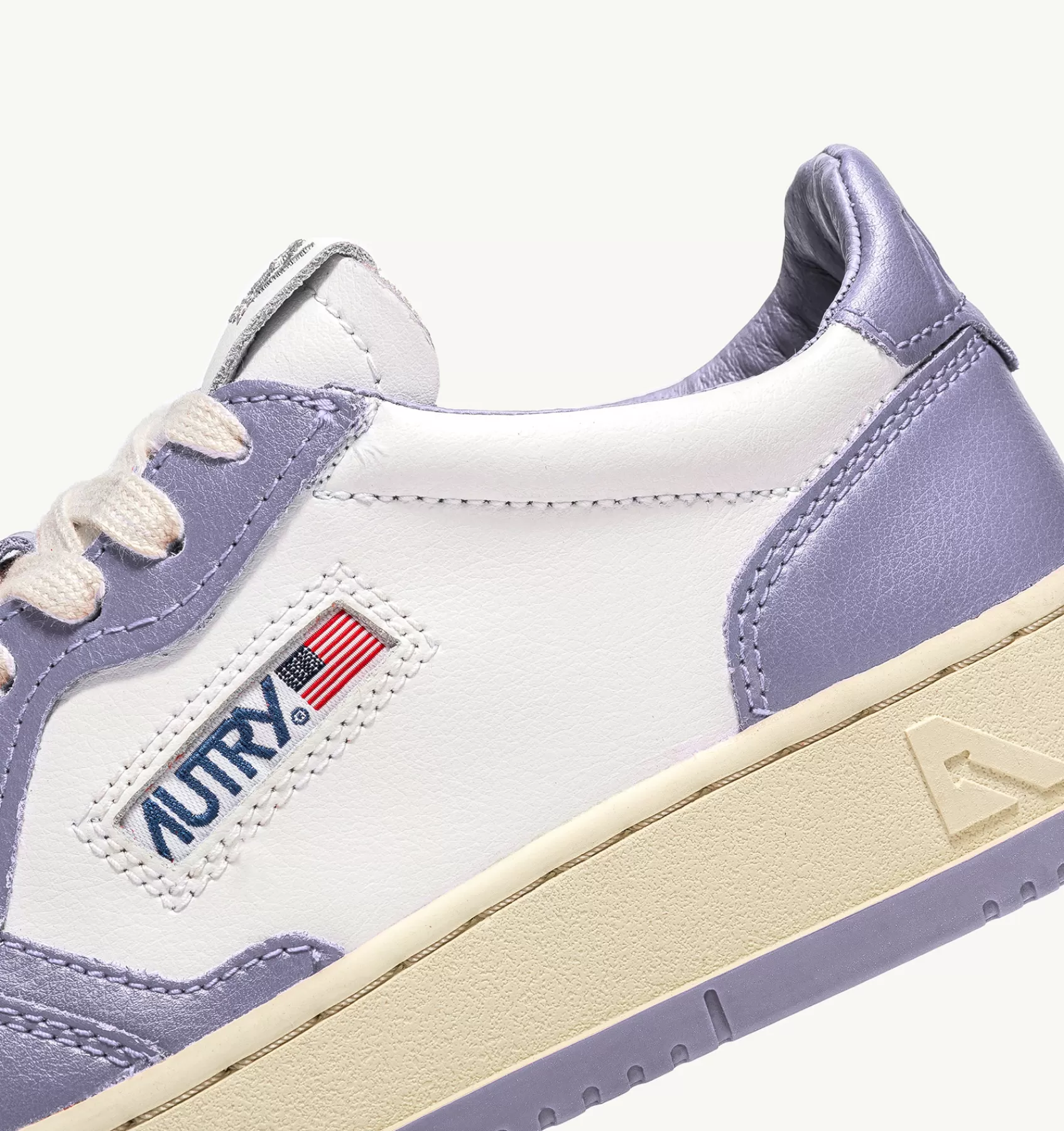 Frauen AUTRY Sneakers Medalist Low Aus Zweifarbigem Leder Weiss Und Lavendel