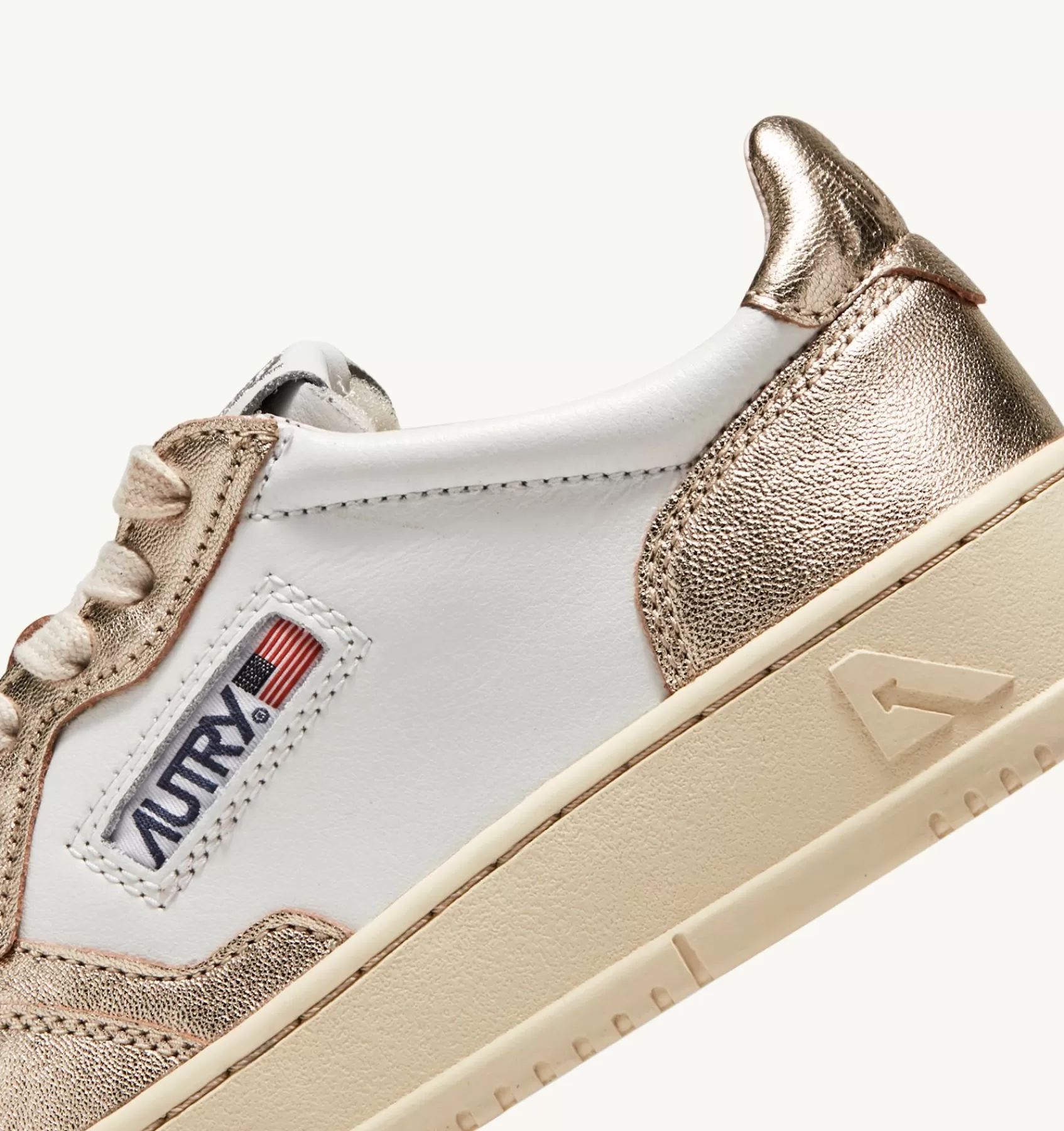 Frauen AUTRY Sneakers Medalist Low Aus Zweifarbigem Leder Weiss Und Platin