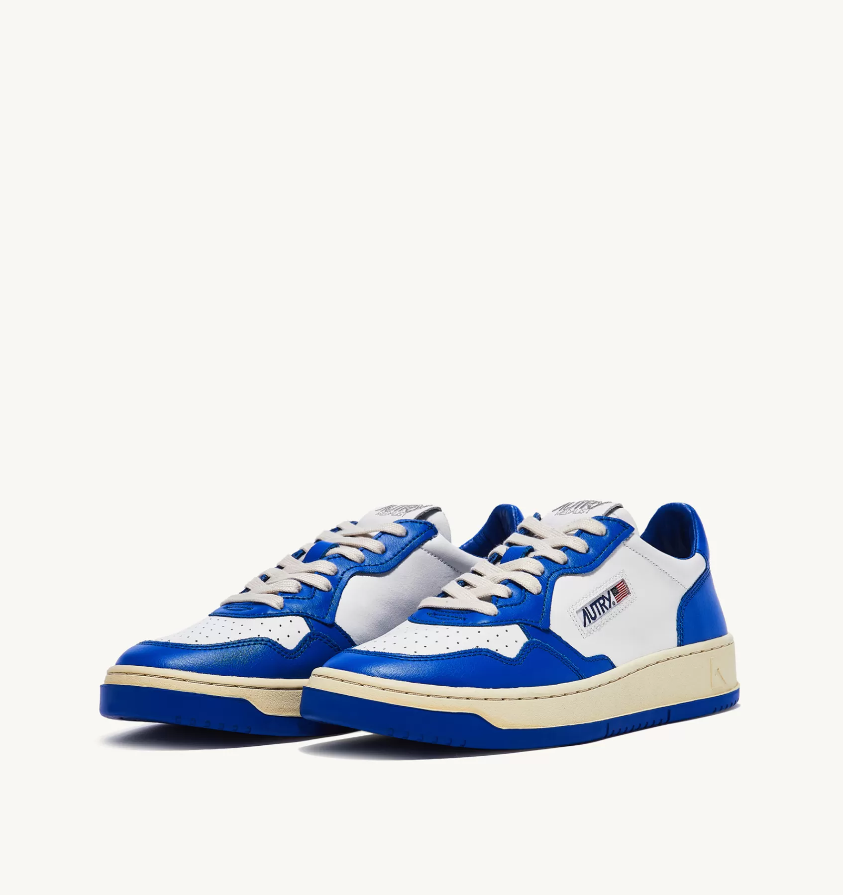 Frauen AUTRY Sneakers Medalist Low Aus Zweifarbigem Leder Weiss Und Prince Blue