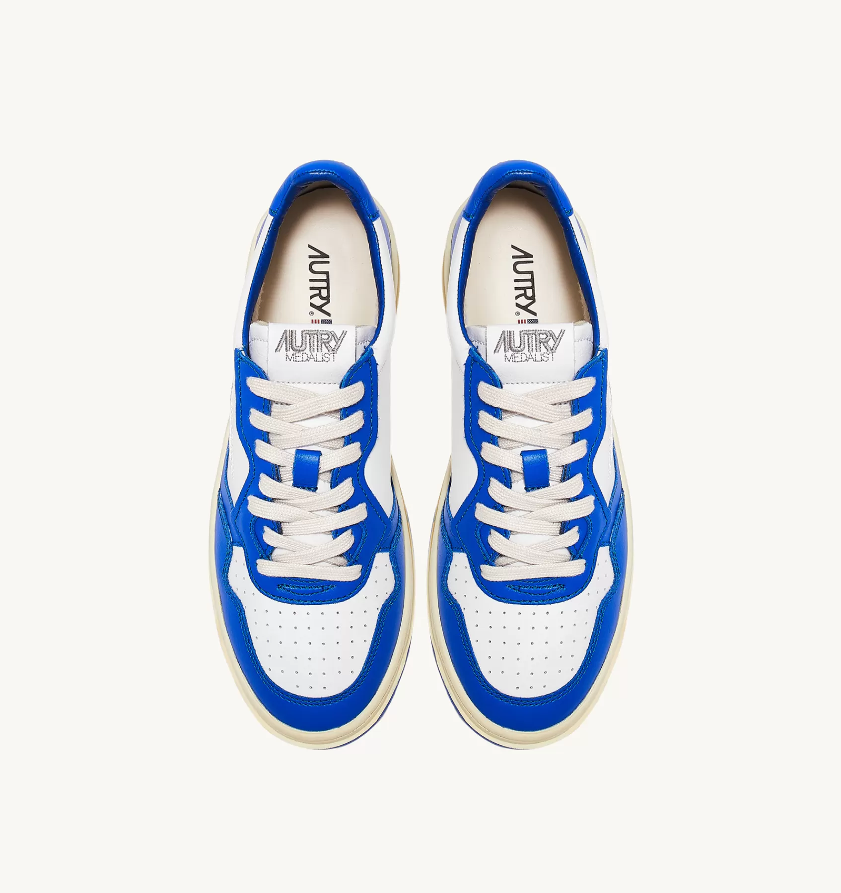 Frauen AUTRY Sneakers Medalist Low Aus Zweifarbigem Leder Weiss Und Prince Blue