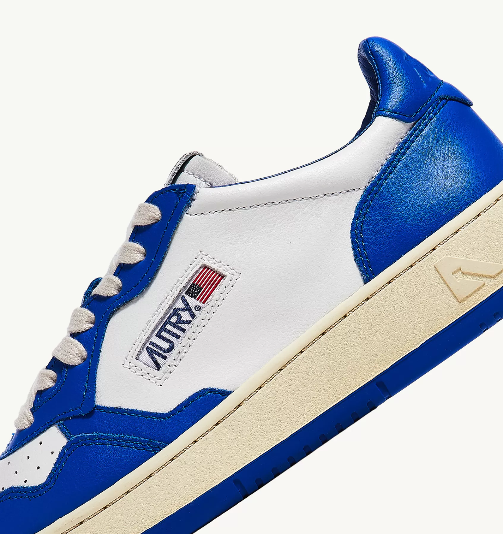 Frauen AUTRY Sneakers Medalist Low Aus Zweifarbigem Leder Weiss Und Prince Blue