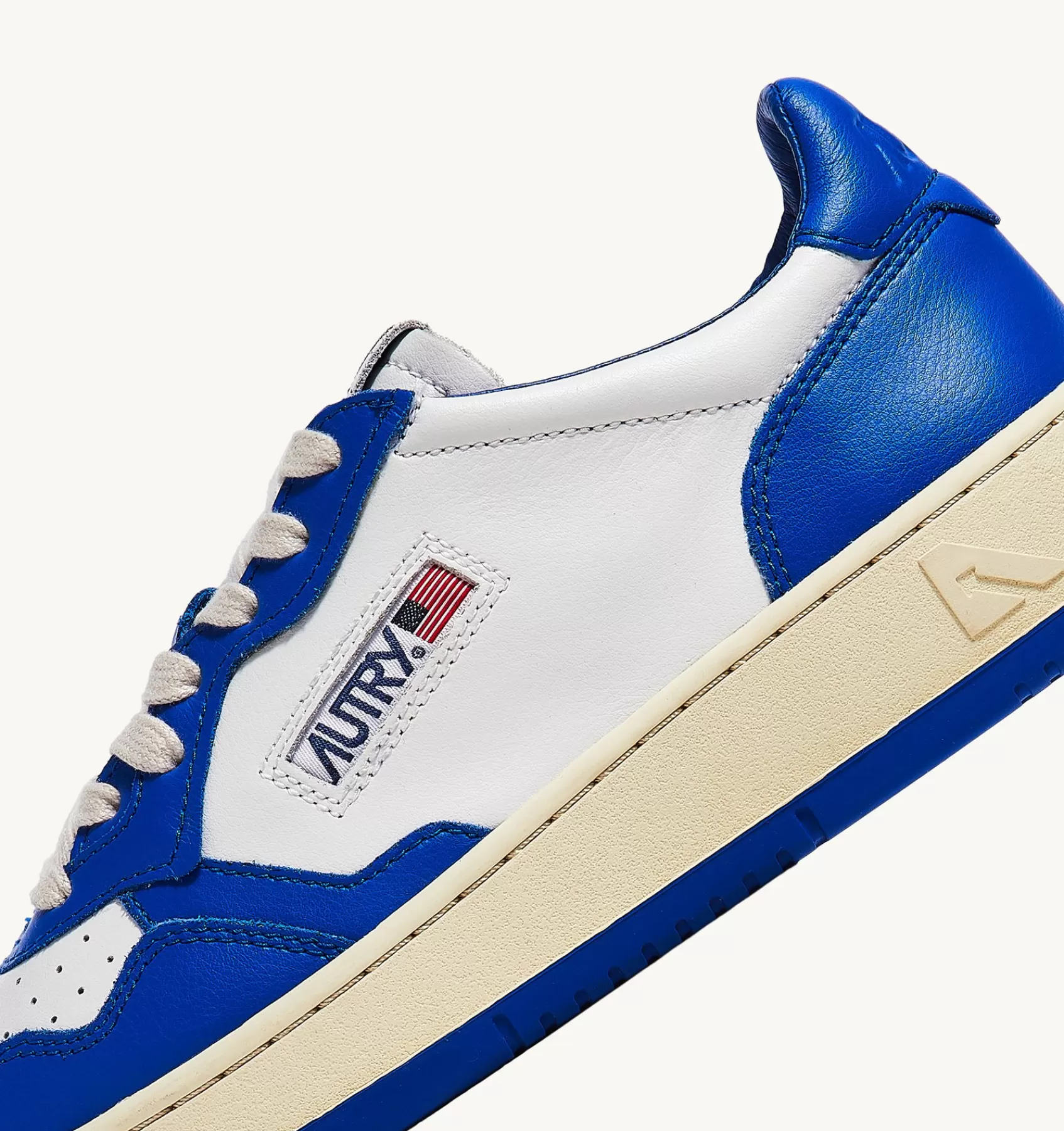 Männer AUTRY Sneakers Medalist Low Aus Zweifarbigem Leder Weiss Und Prince Blue