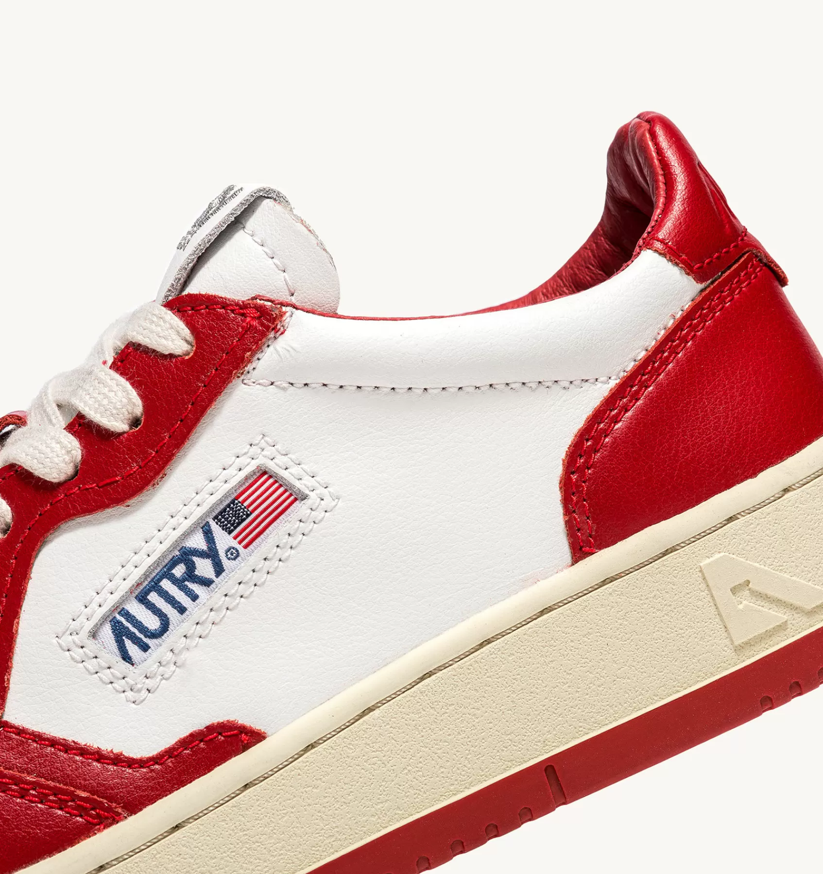 Frauen AUTRY Sneakers Medalist Low Aus Zweifarbigem Leder Weiss Und Rot