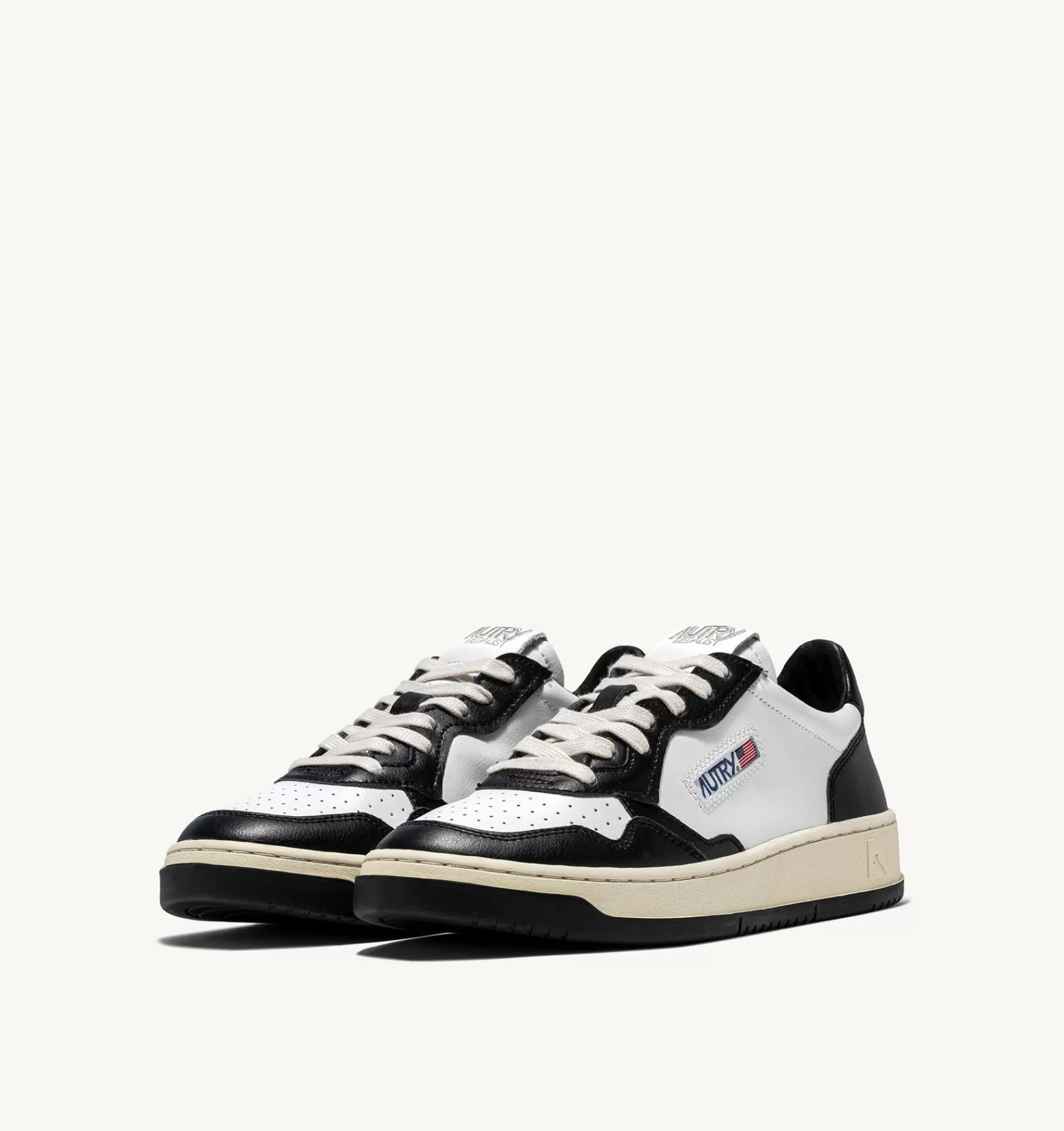 Frauen AUTRY Sneakers Medalist Low Aus Zweifarbigem Leder Weiss Und Schwarz