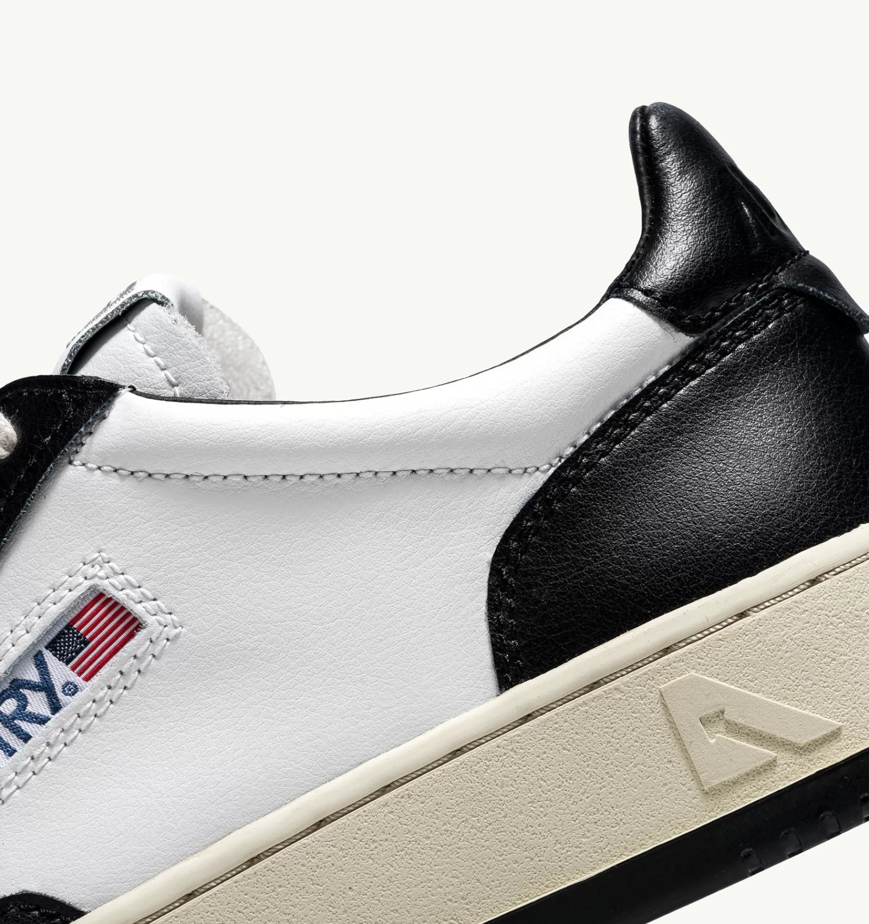Männer AUTRY Sneakers Medalist Low Aus Zweifarbigem Leder Weiss Und Schwarz