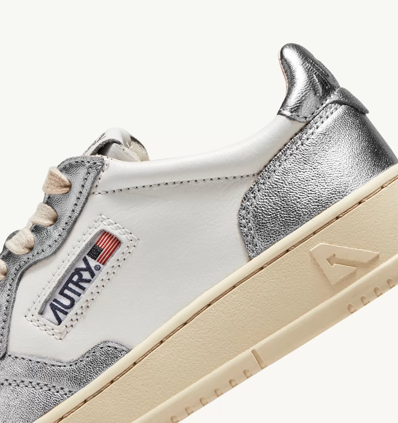 Frauen AUTRY Sneakers Medalist Low Aus Zweifarbigem Leder Weiss Und Silber