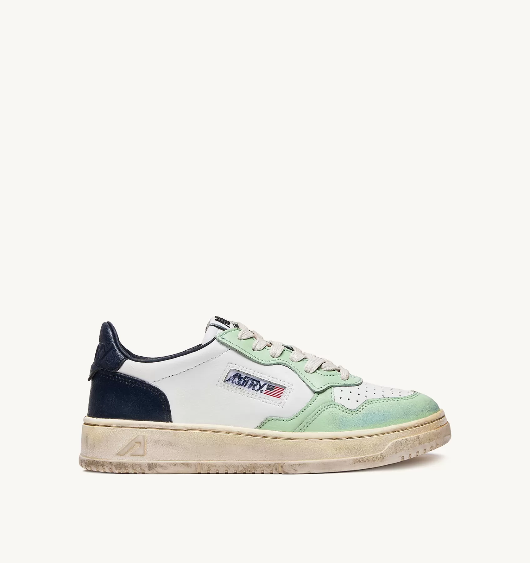 Frauen AUTRY Sneakers Medalist Low Super Vintage Aus Leder In Weiss Und Nile Blue