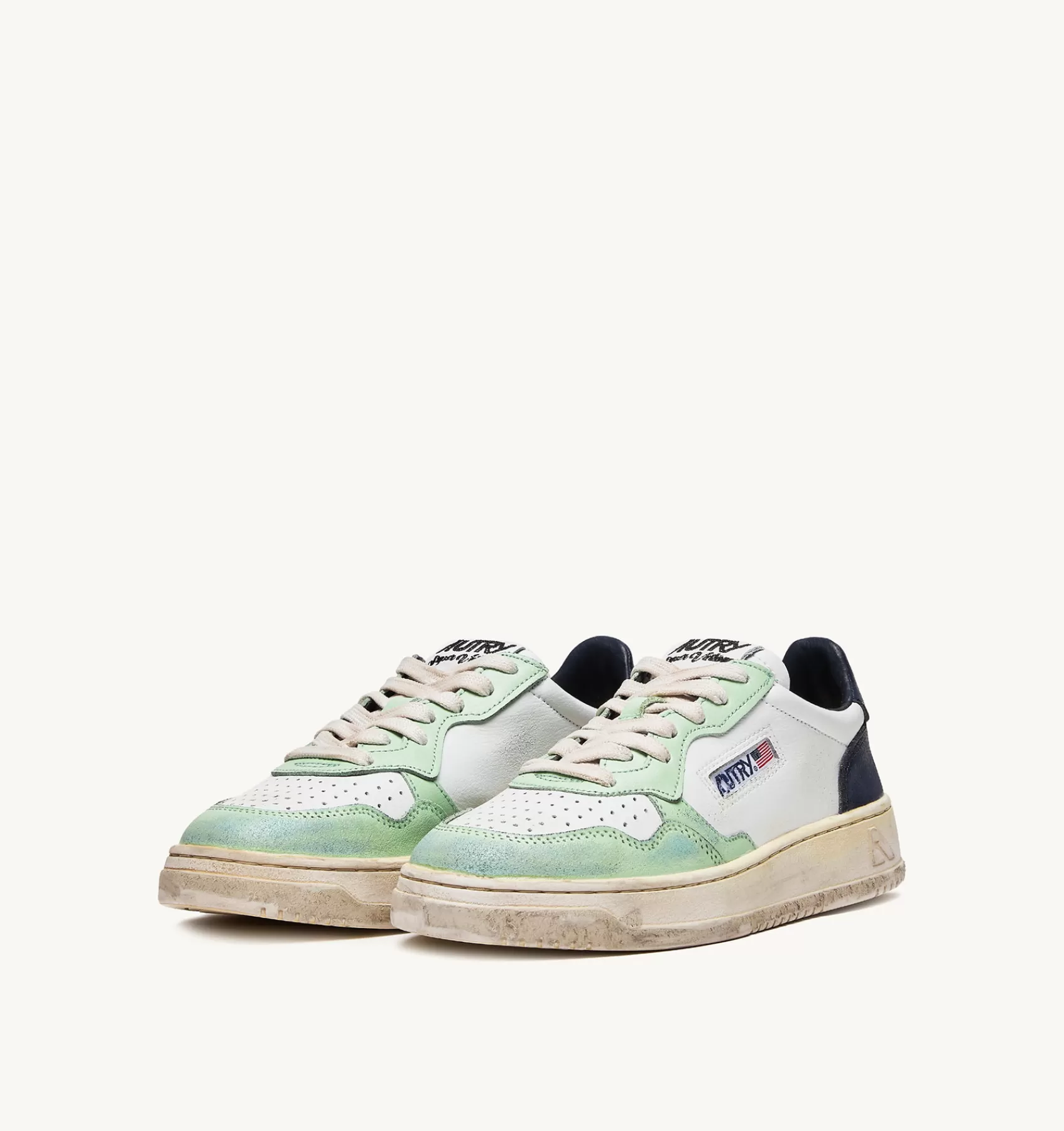 Frauen AUTRY Sneakers Medalist Low Super Vintage Aus Leder In Weiss Und Nile Blue