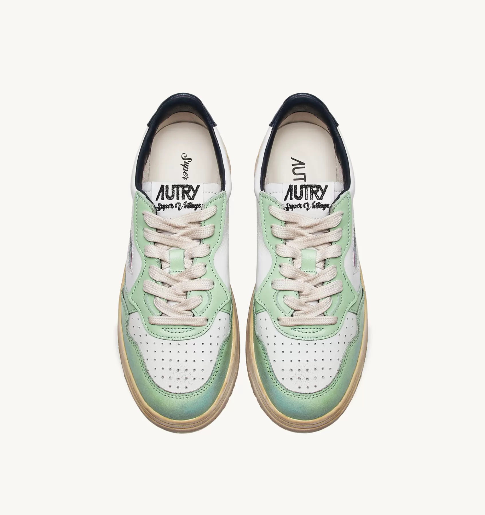 Frauen AUTRY Sneakers Medalist Low Super Vintage Aus Leder In Weiss Und Nile Blue