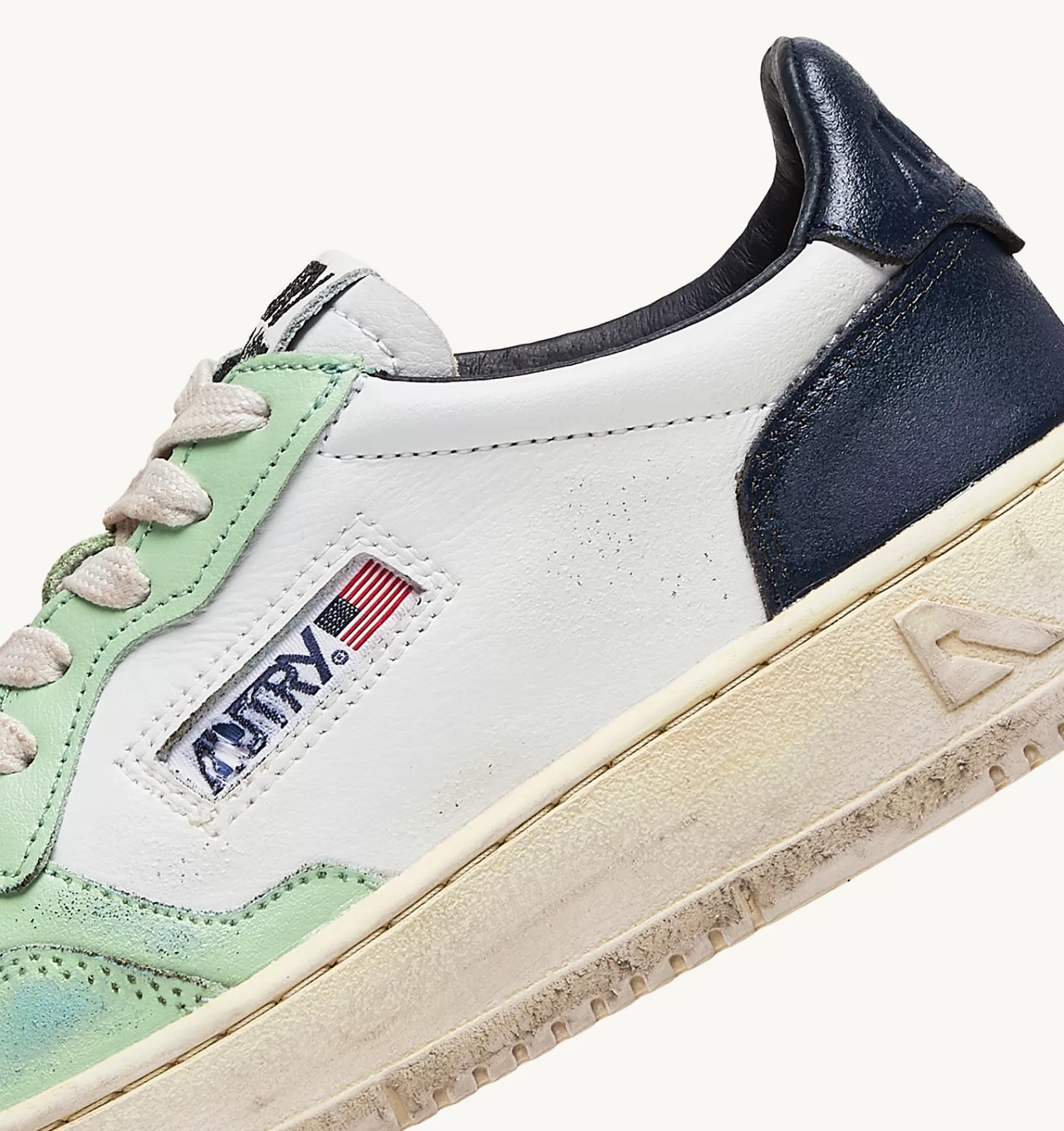 Frauen AUTRY Sneakers Medalist Low Super Vintage Aus Leder In Weiss Und Nile Blue