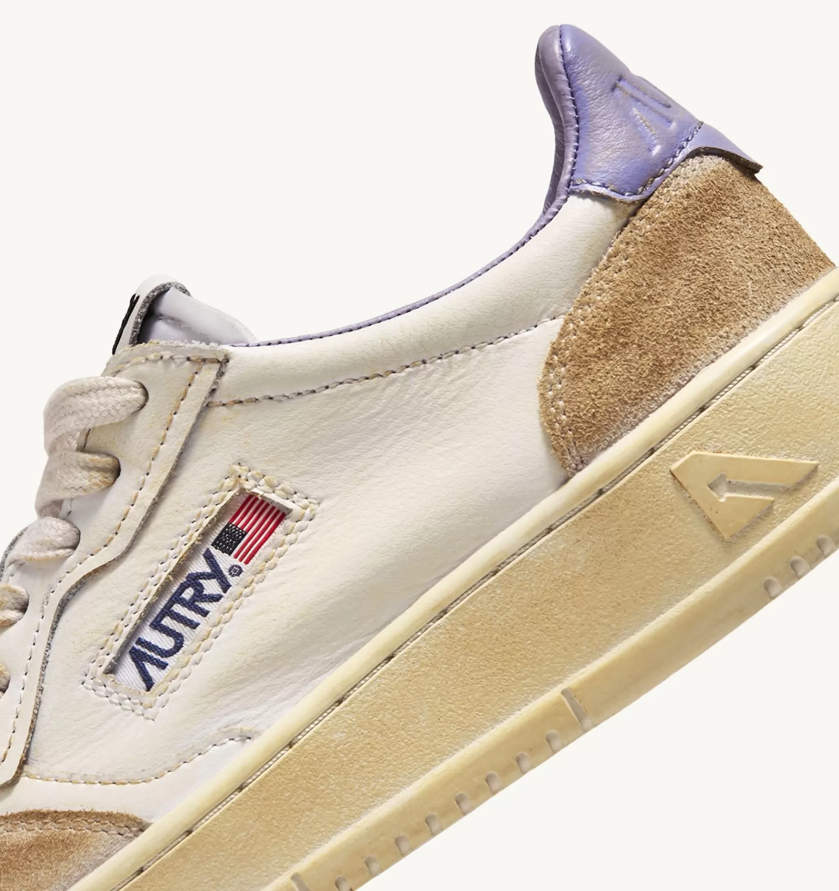 Männer AUTRY Sneakers Medalist Low Super Vintage Aus Leder Yellowing Mit Weiss Und Lavendel
