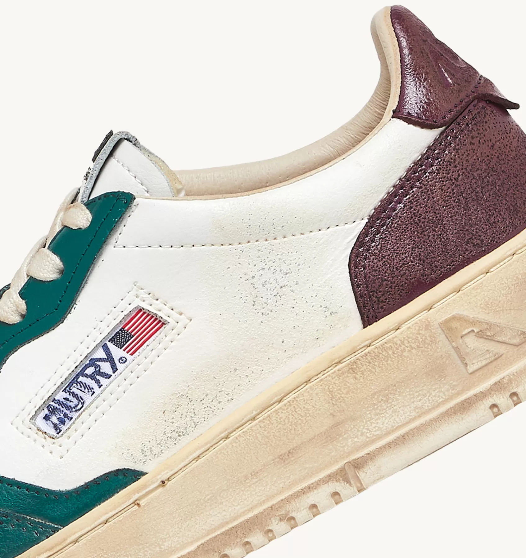 Männer AUTRY Sneakers Medalist Low Super Vintage Aus Weissem Leder Mit Details In Lila Und Grun