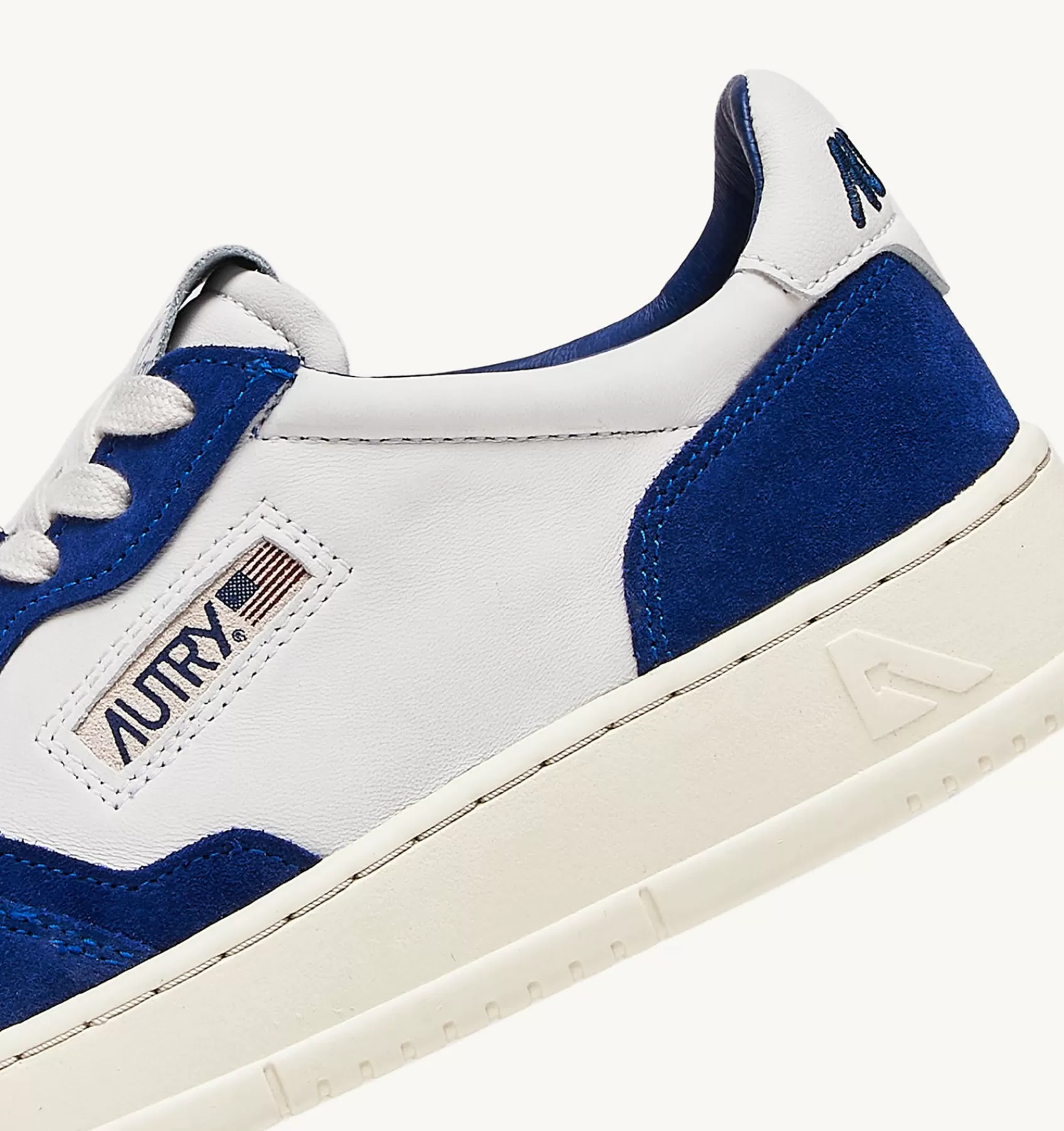 Männer AUTRY Sneakers Open Low Aus Leder In Weiss Und Academy Blue