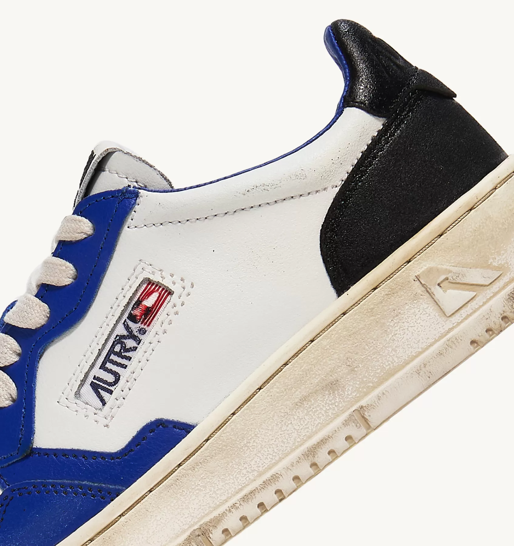Frauen AUTRY Sneakers Super Vintage Low Aus Leder In Weiss, Blau Und Schwarz