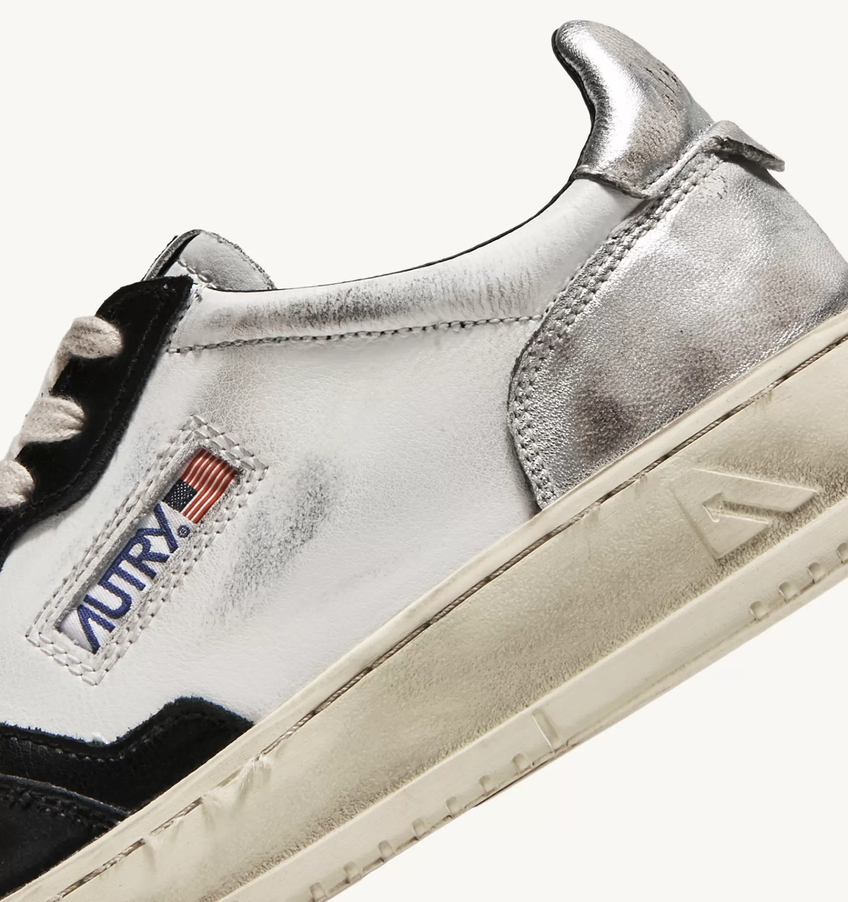 Frauen AUTRY Sneakers Super Vintage Low Aus Leder In Weiss, Schwarz Und Silber